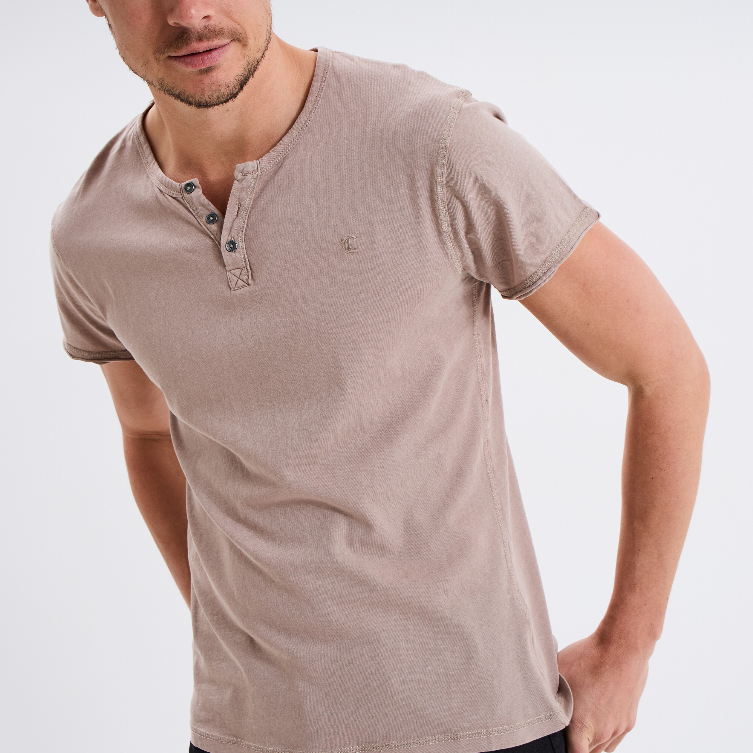 T-shirt col tunisien manches courte marron homme