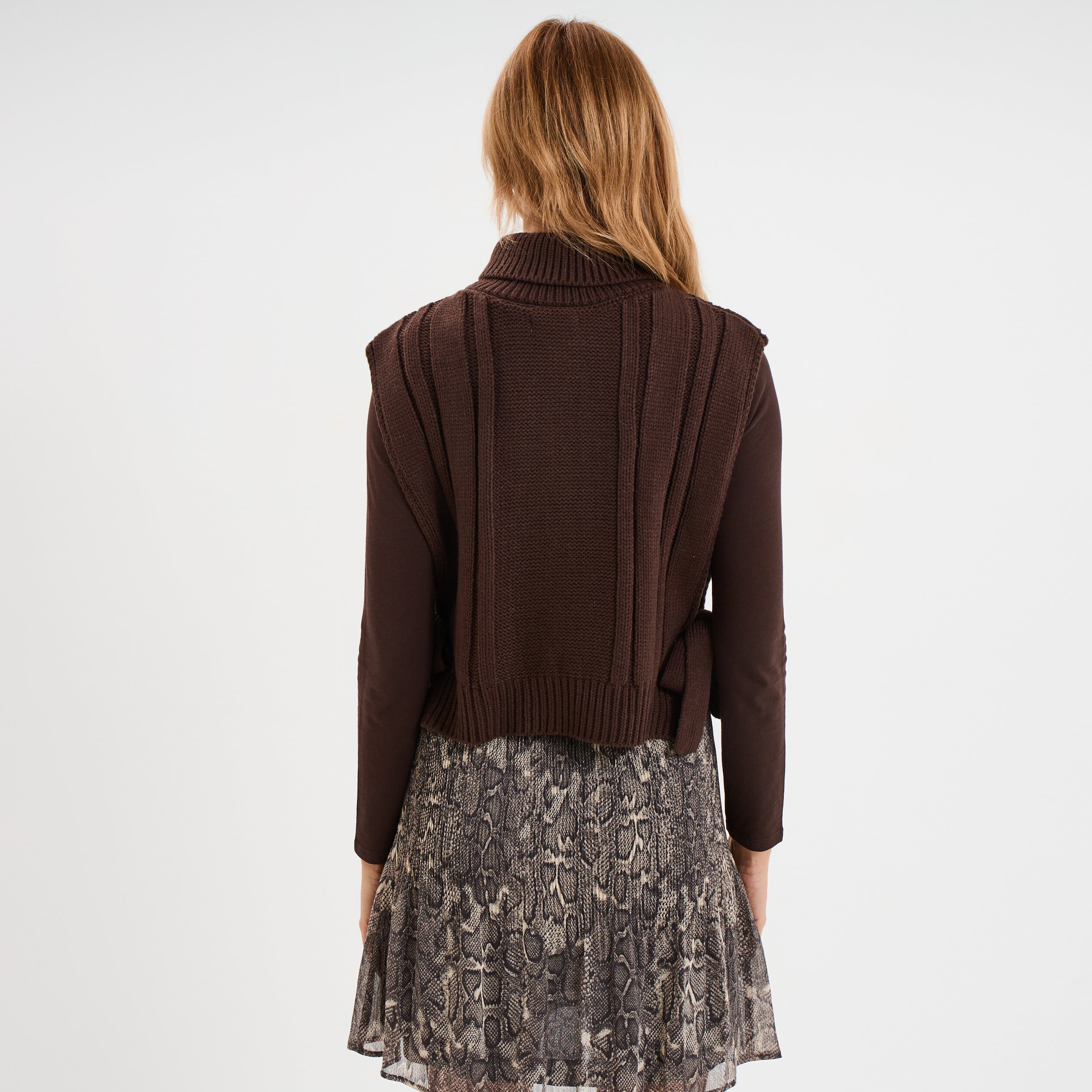 Pull poncho col roul&eacute; sans manches marron fonc&eacute; femme