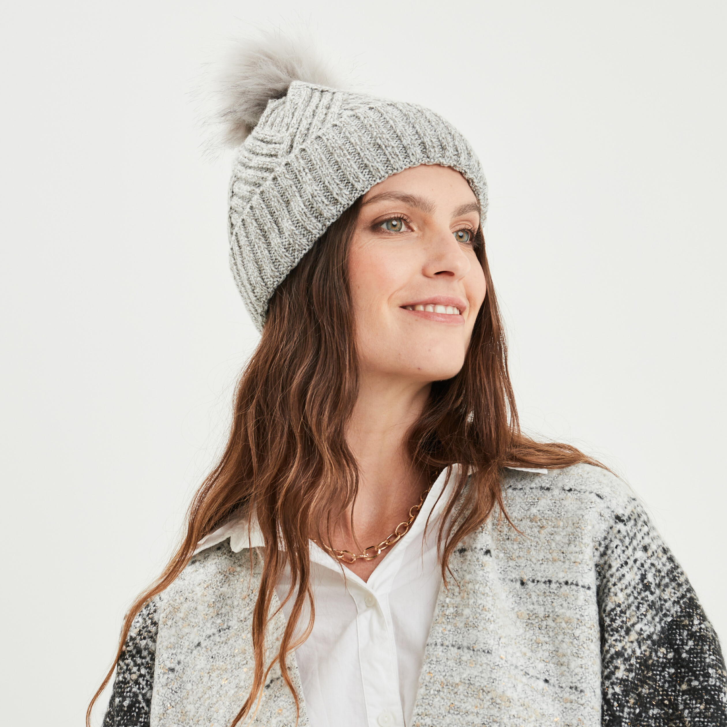 bonnet a pompon gris clair femme Bonnet à pompon gris clair femme