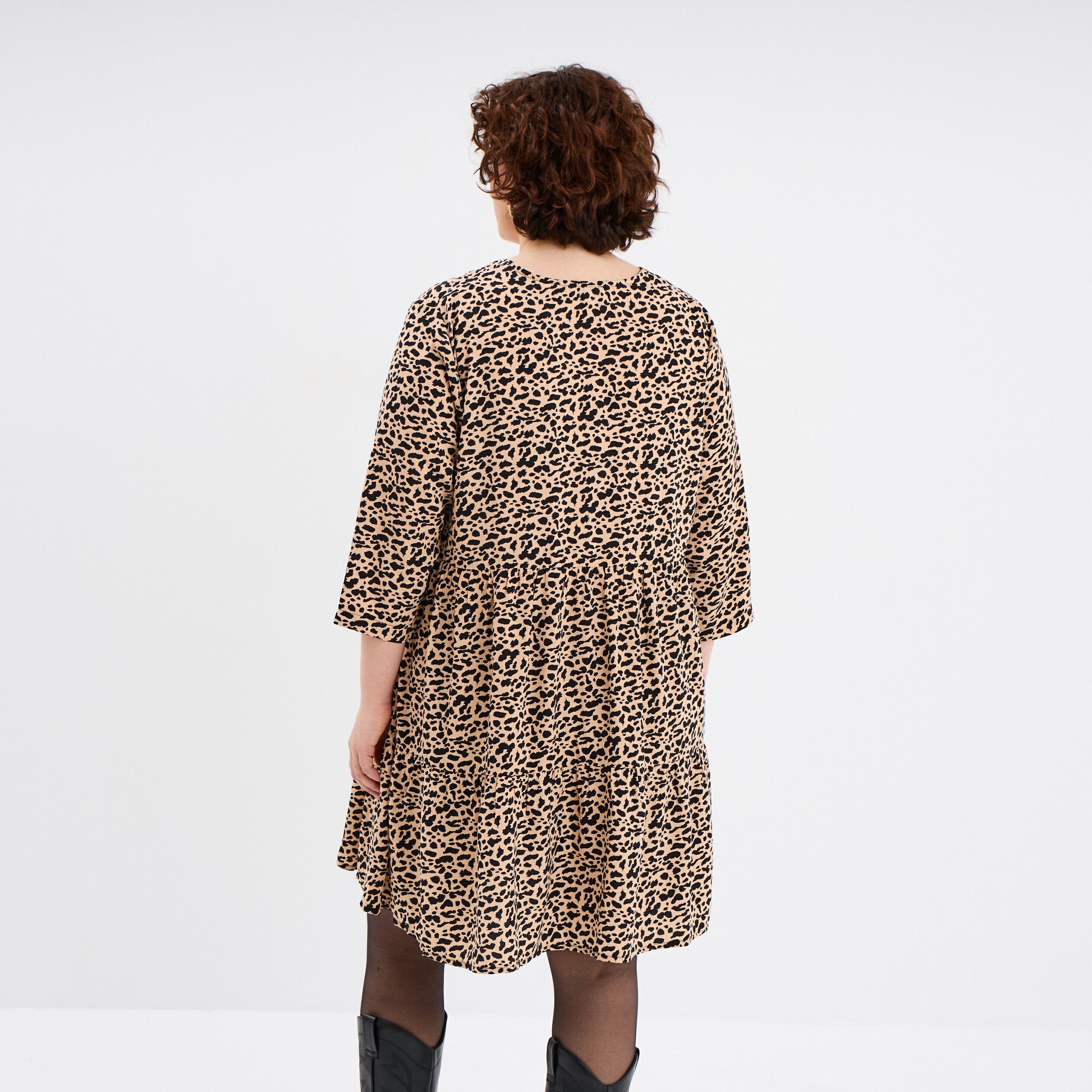 robe fluide col en v noeud beige femmegt Robe fluide col en V noeud beige femme grande taille