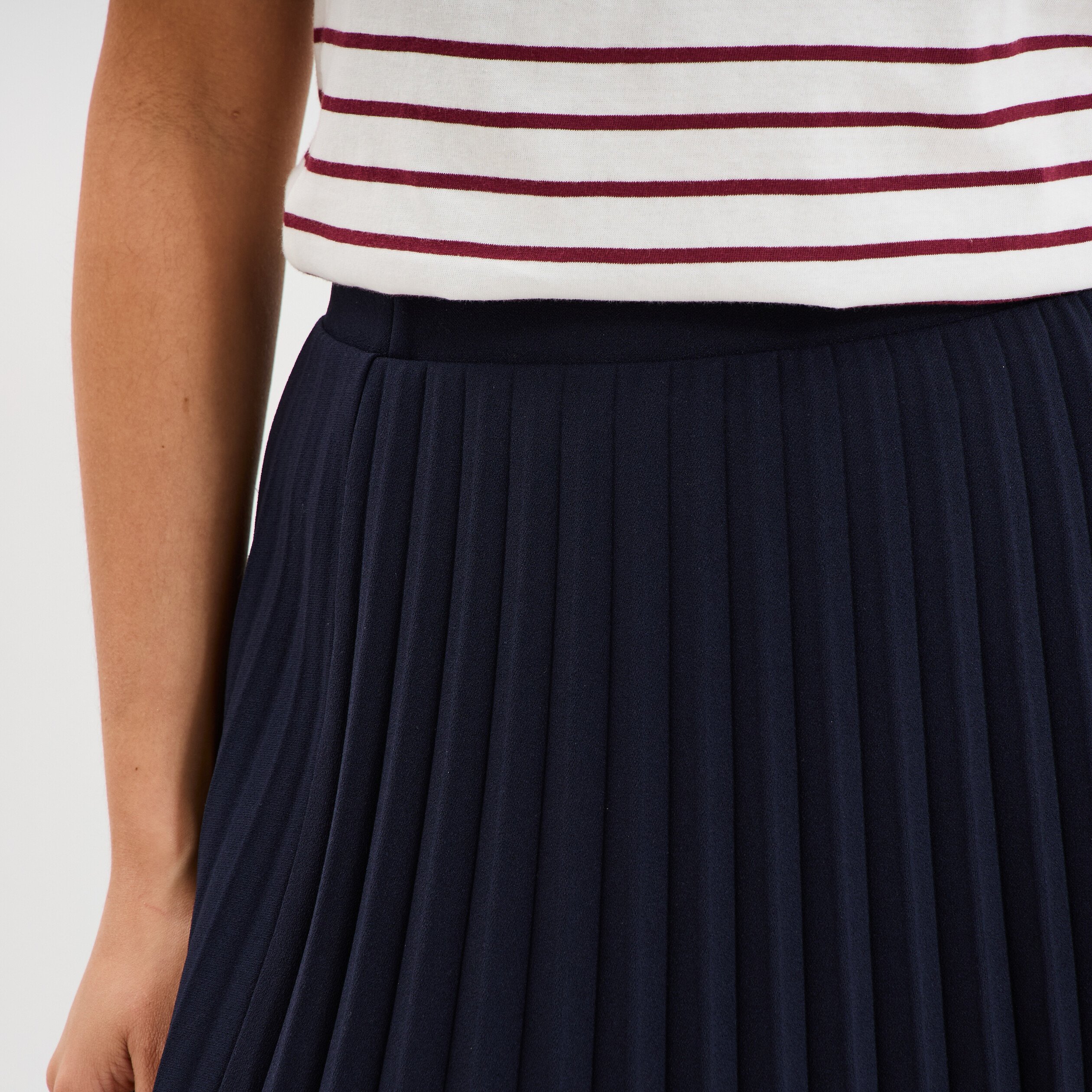 jupe midi plissee patineuse bleu fonce femme Jupe midi plissée patineuse bleu foncé femme