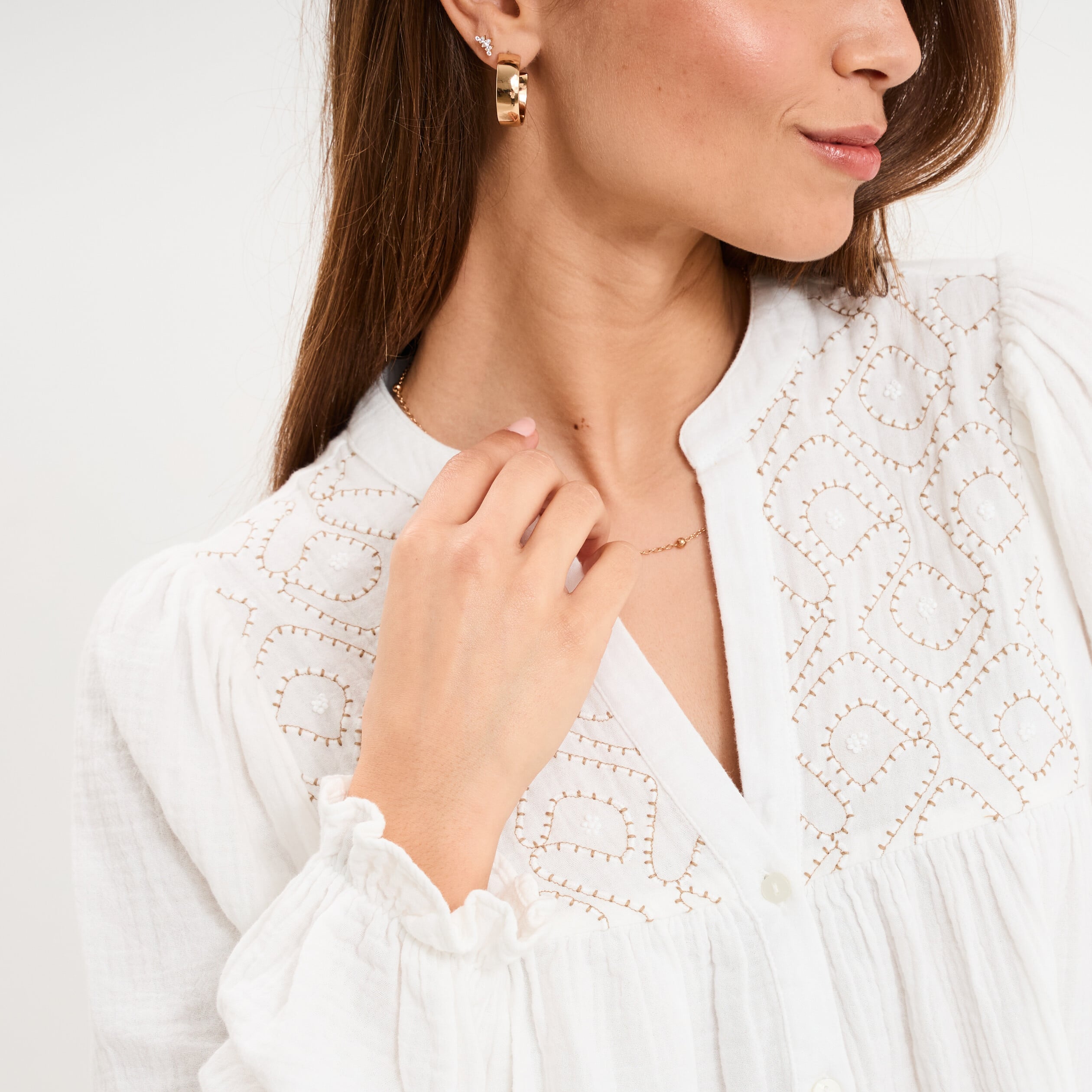 Blouse brod&eacute;e col tunisien coton blanc femme