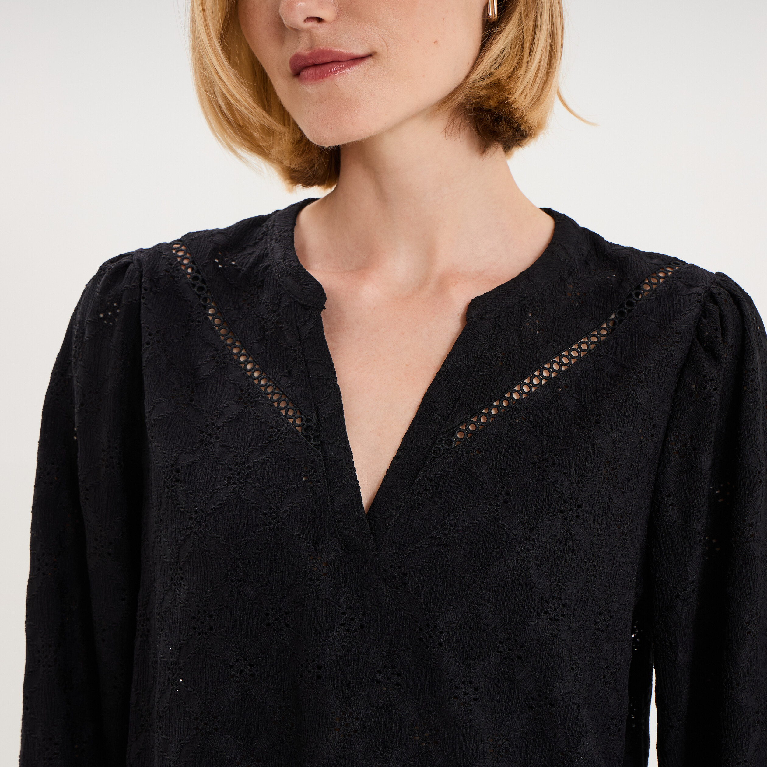 Blouse broderie anglaise manches longues noir femme