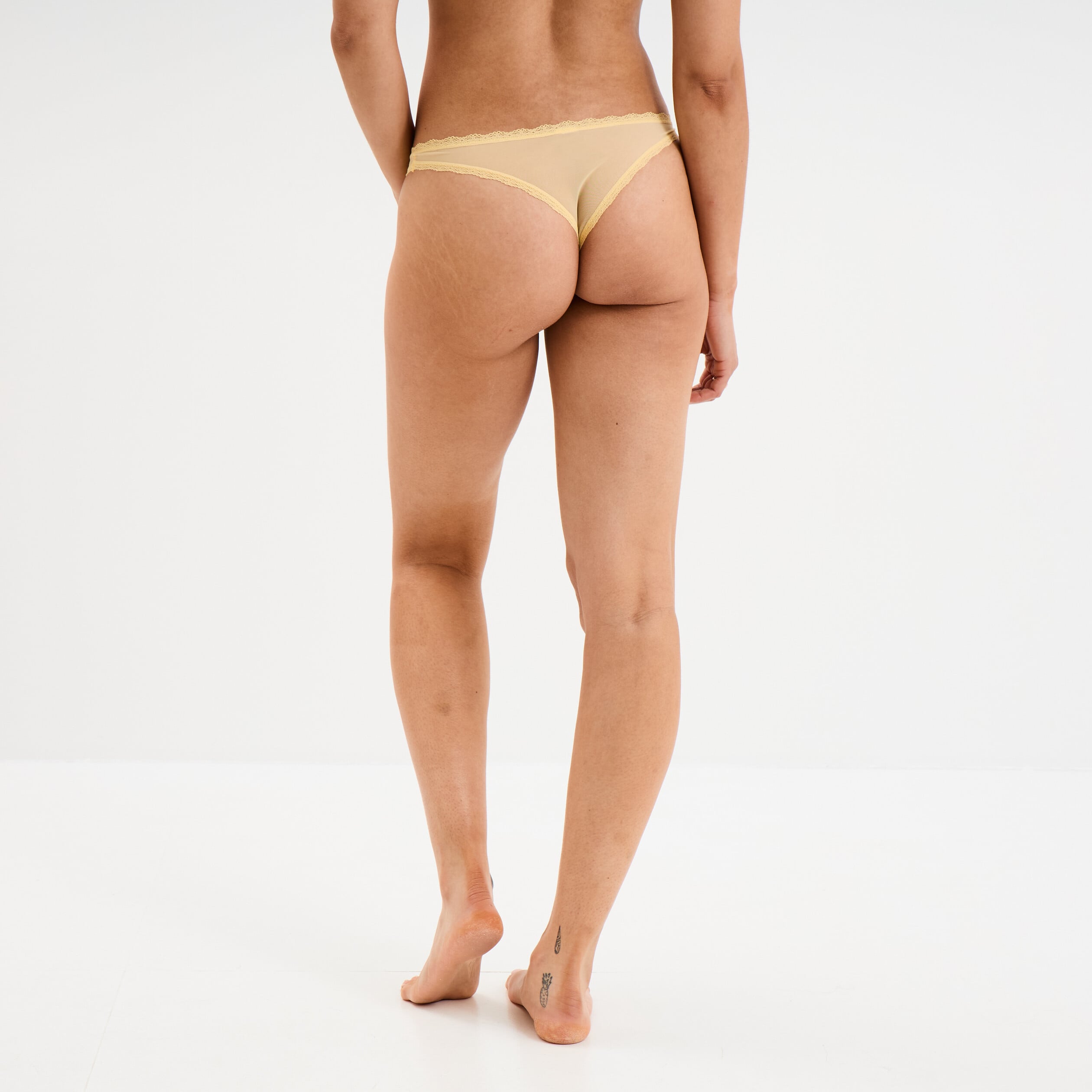 Tanga en dentelle doublure coton jaune clair femme