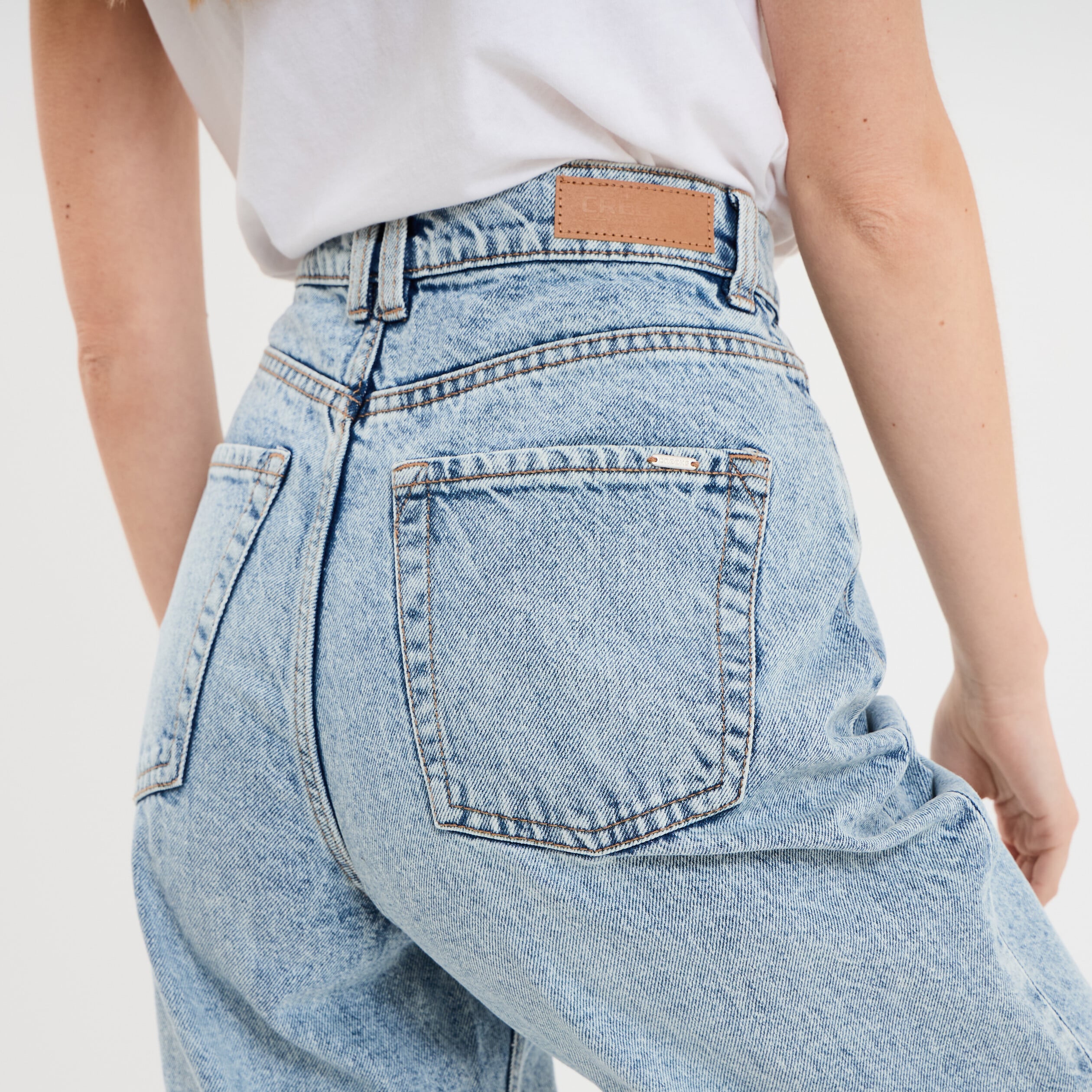 Jeans mom cropped taille haute denim bleach femme