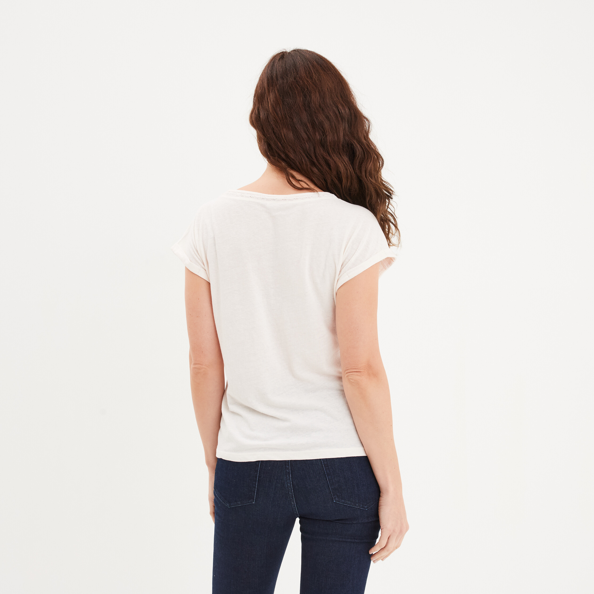 T-shirt col en V à bandes dentelle beige femme