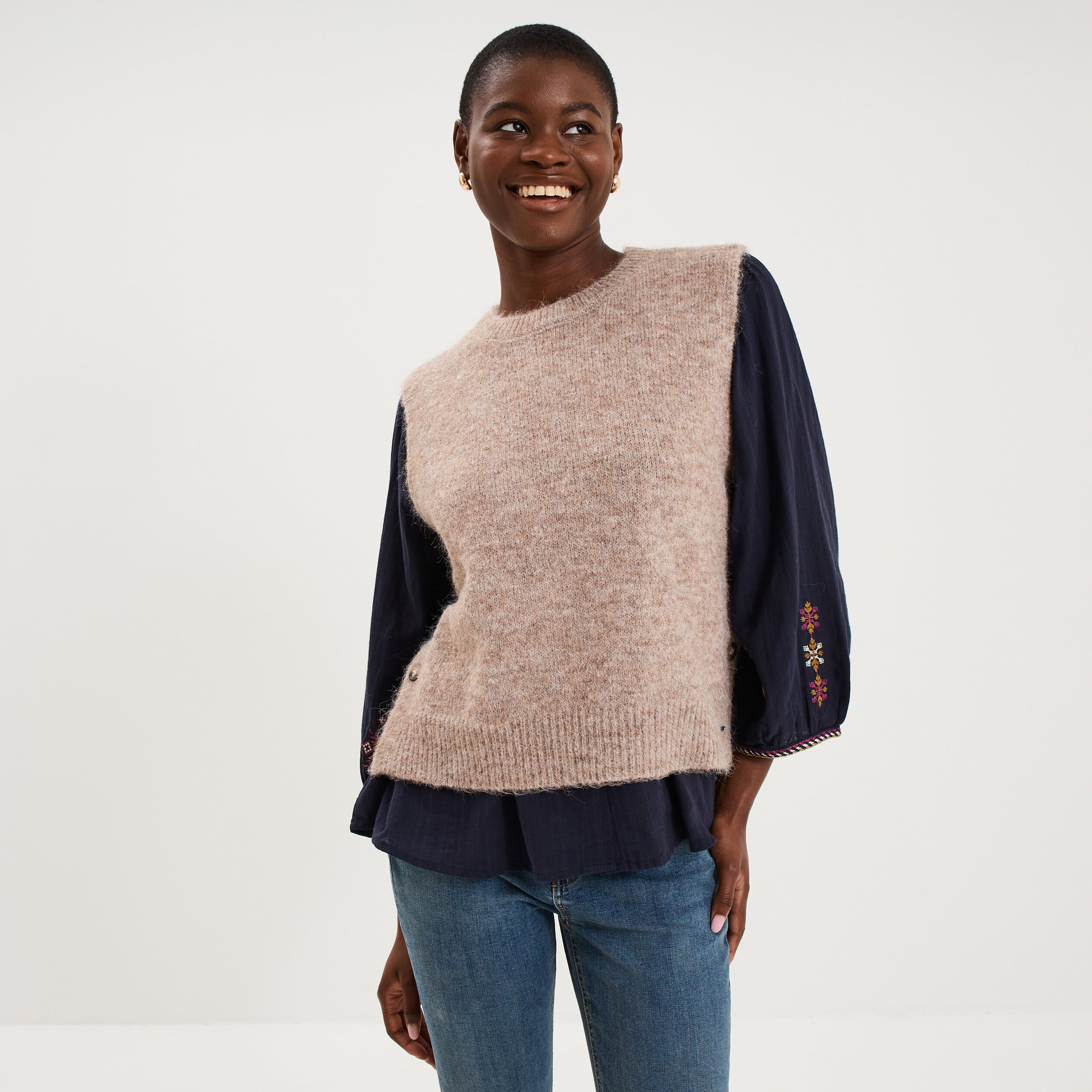 Pull col rond sans manches &agrave; boutons beige femme