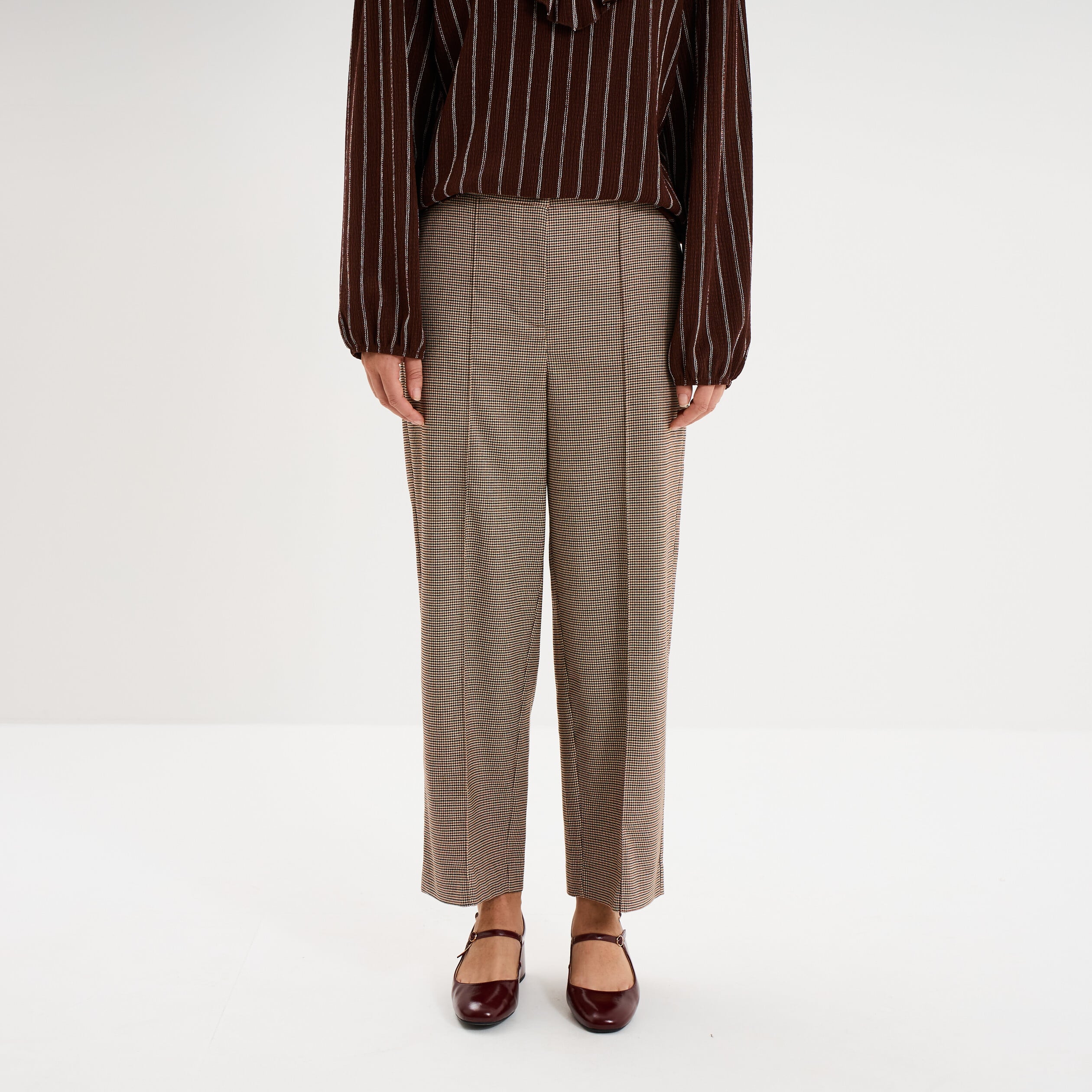 Blouse col montant &agrave; volants marron fonc&eacute; femme