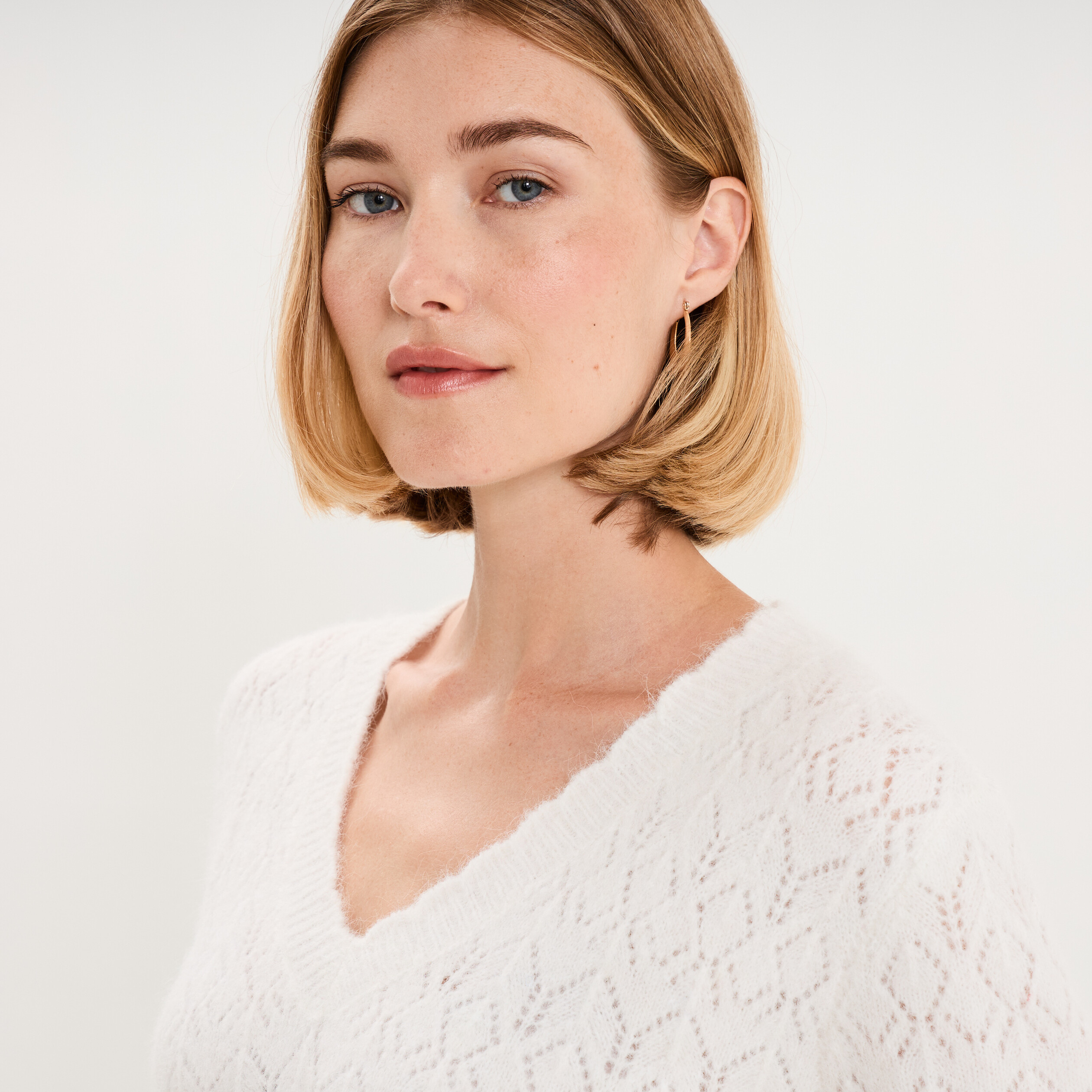 Pull col V ajour&eacute; manches longues blanc femme