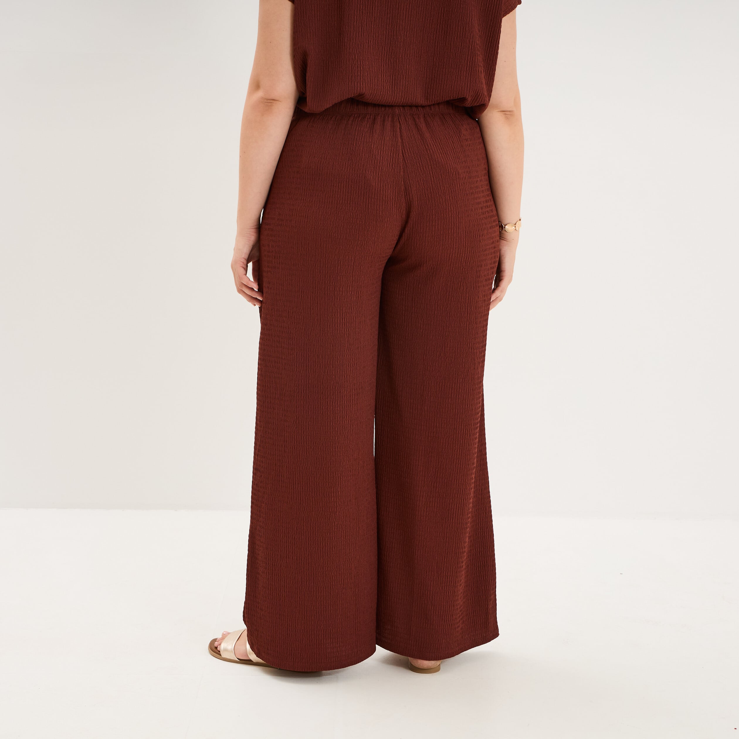 Pantalon effet gaufr&eacute; fluide bordeaux femme grande taille