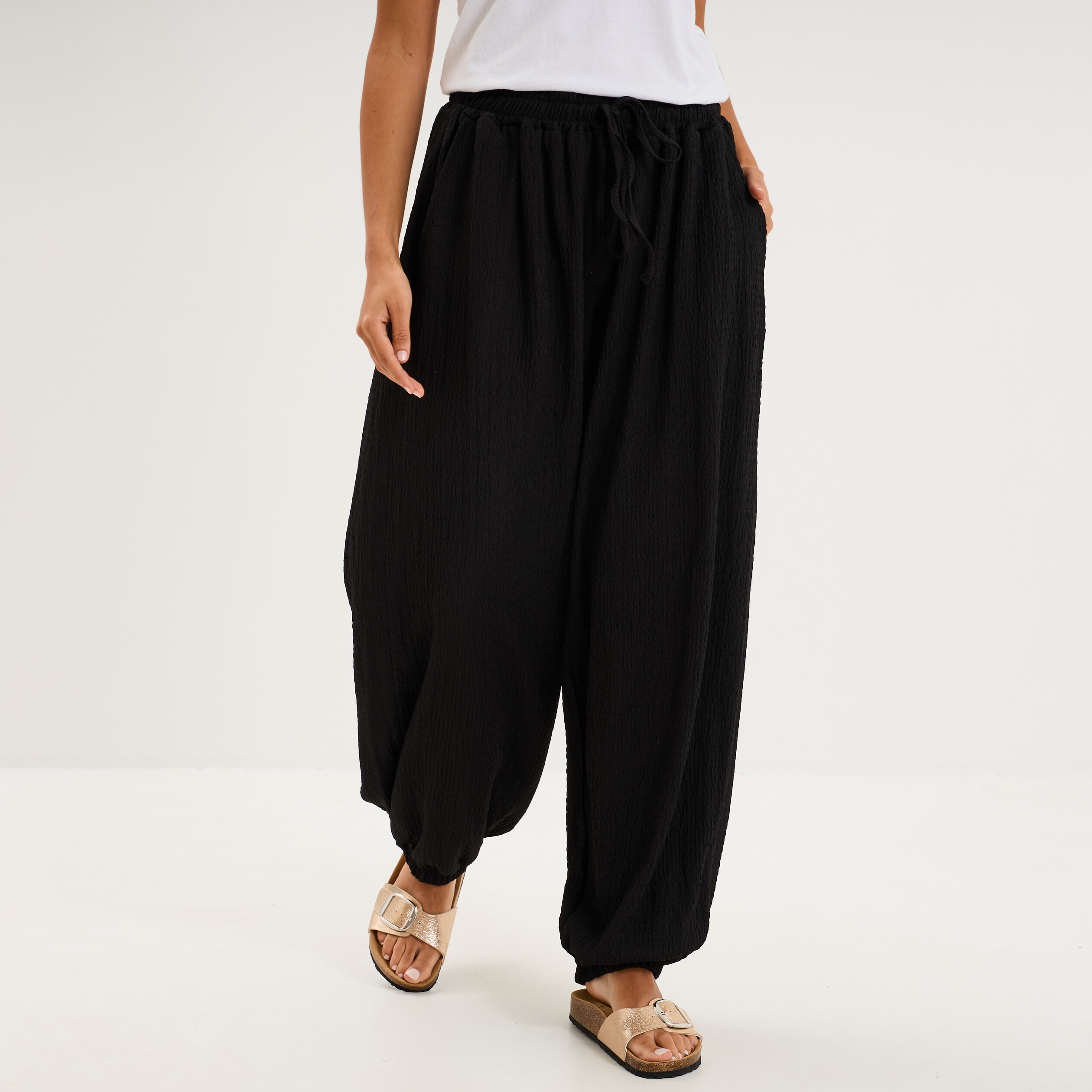 Pantalon droit fluide gaufr&eacute; noir femme