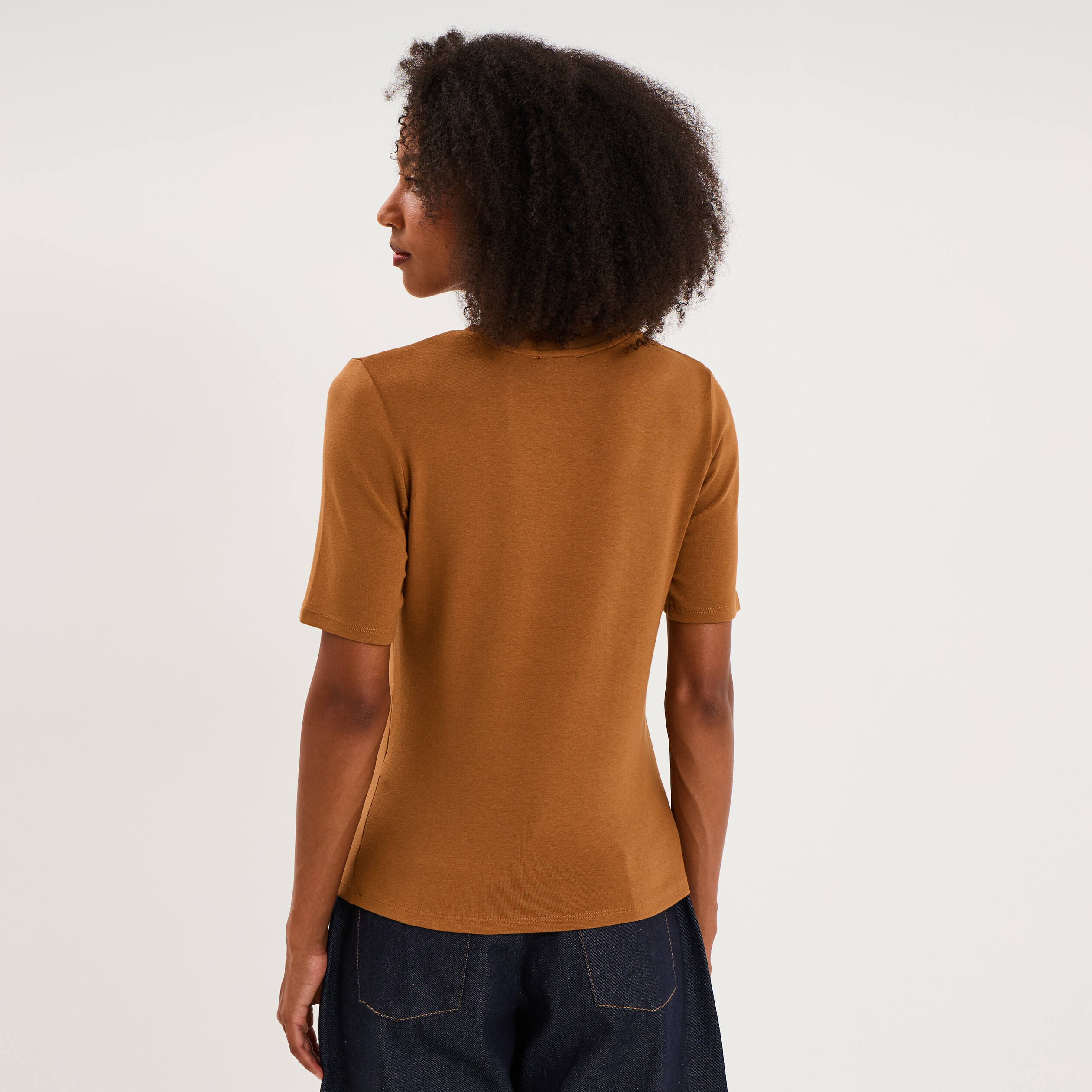 T-shirt col rond manches courtes ajust&eacute; marron clair femme