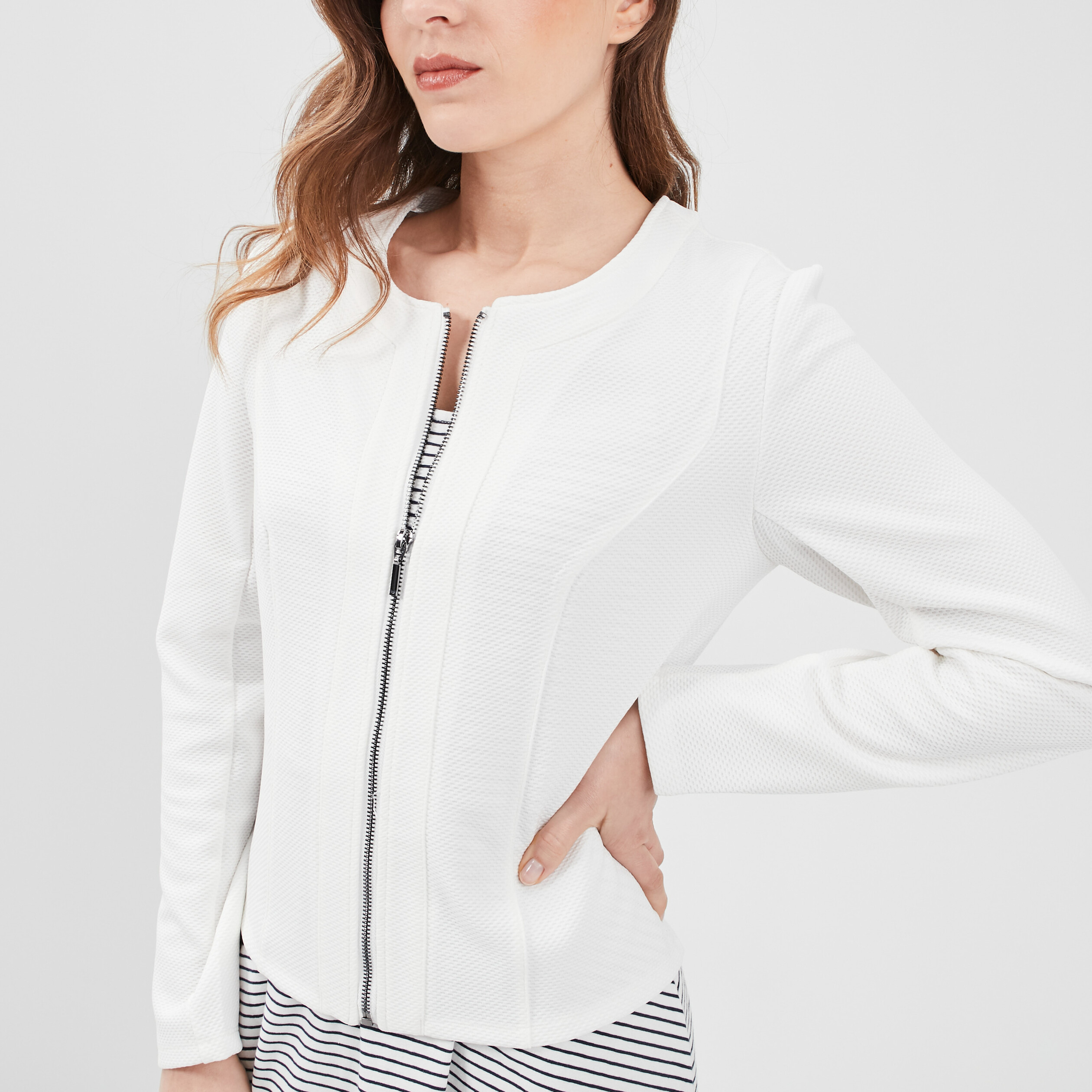 Veste cintr&eacute;e zipp&eacute;e ivoire femme