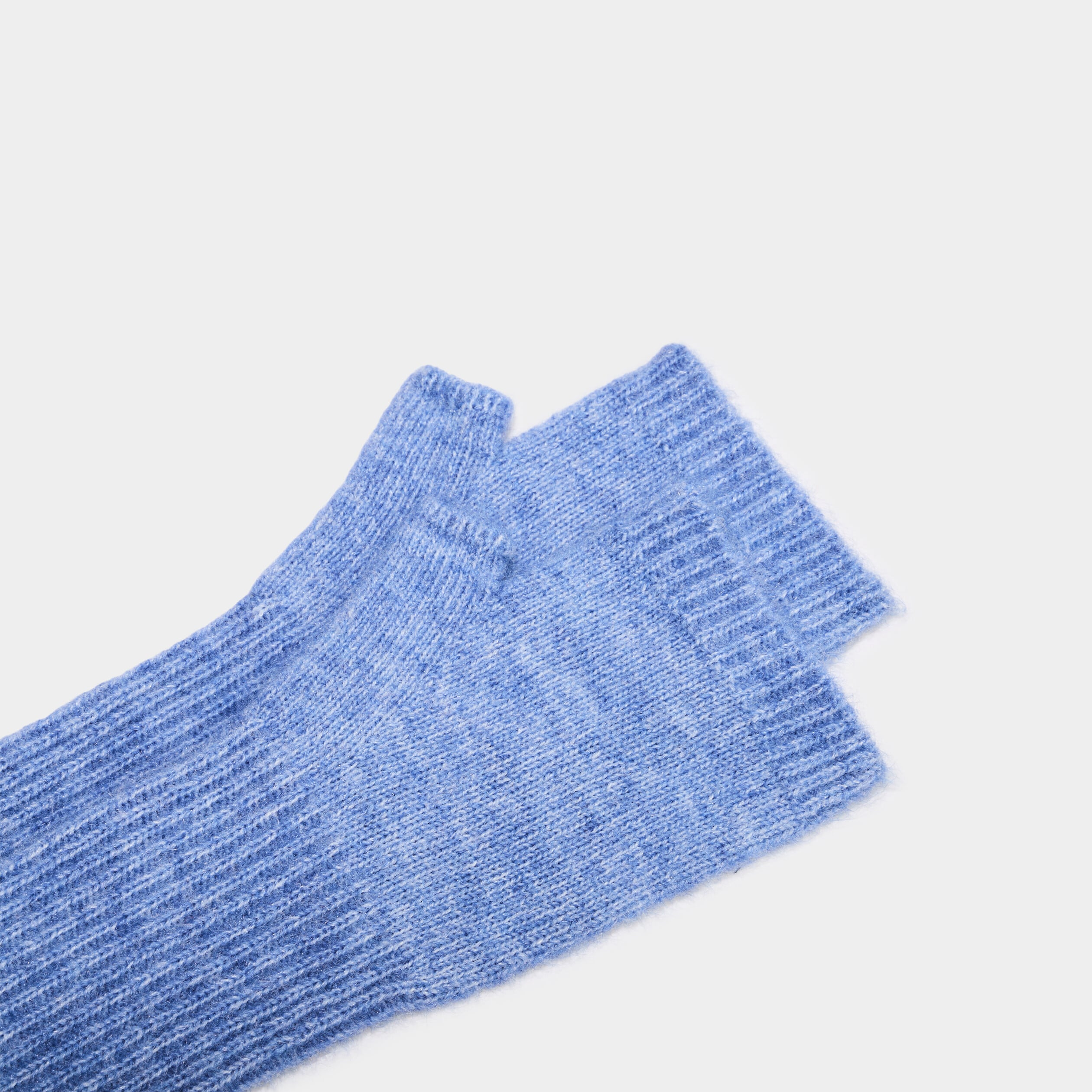 Mitaines longues en maille c&ocirc;tel&eacute;e bleu ciel femme