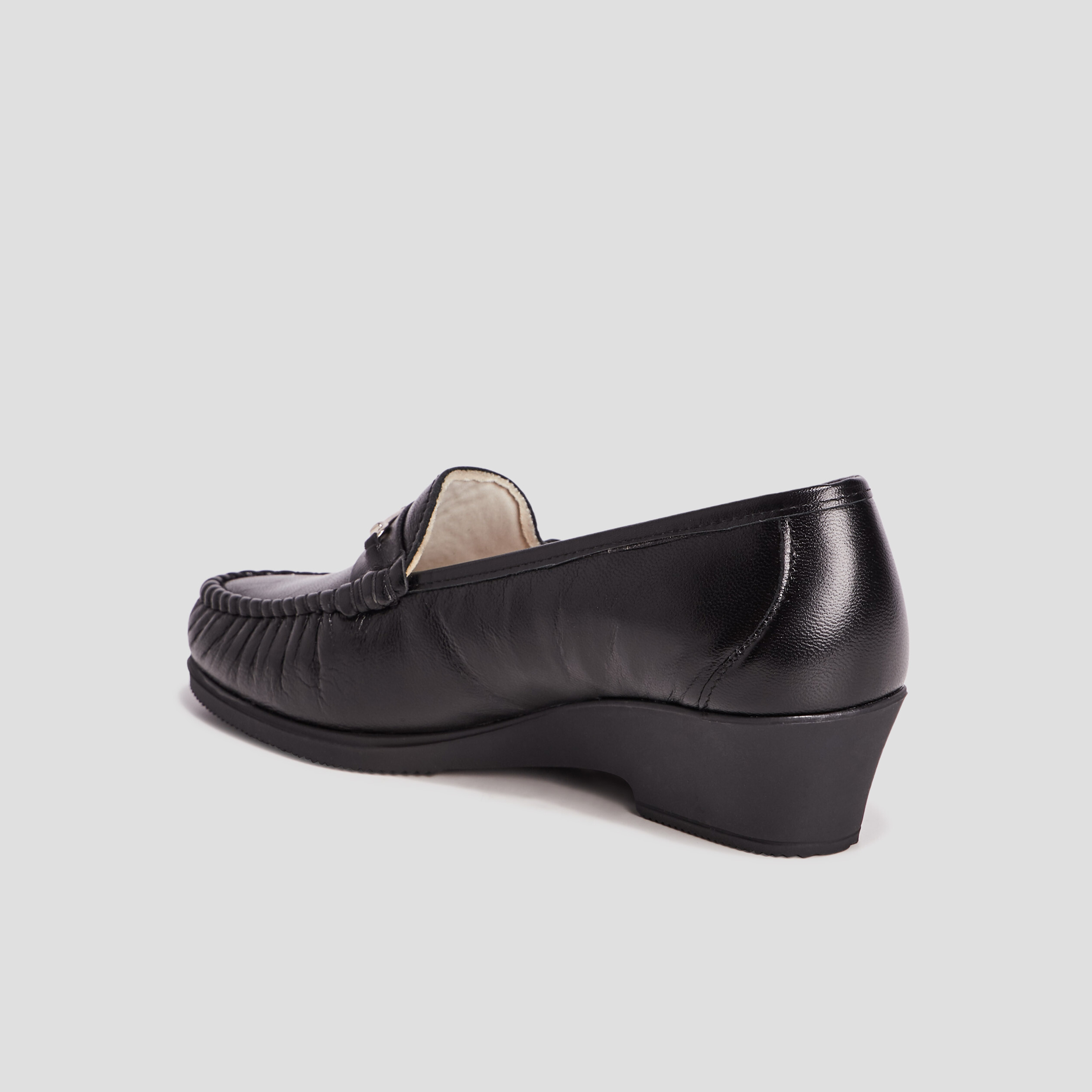 Mocassins en cuir compens&eacute;s pied large noir femme