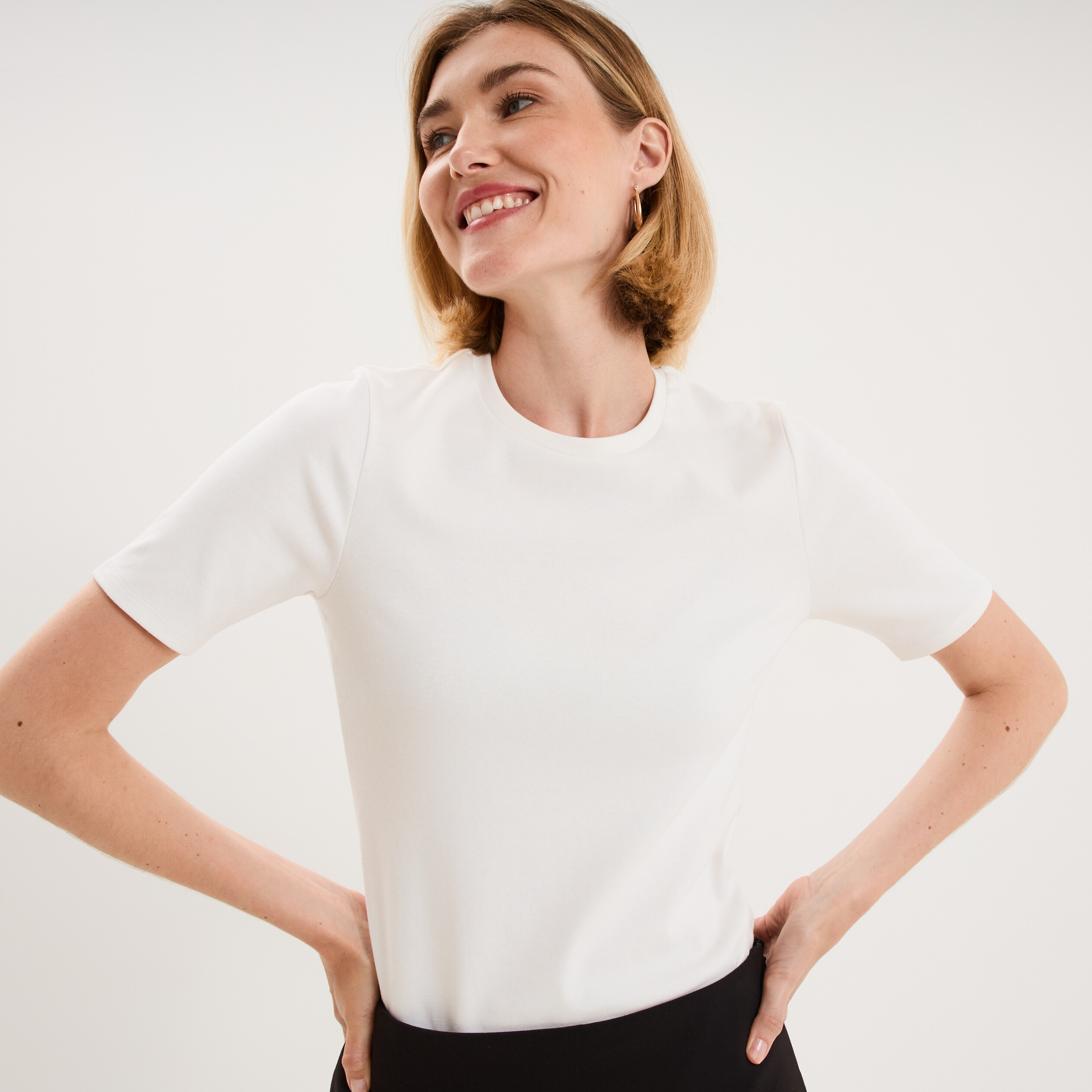 T-shirt col rond manches courtes ajust&eacute; blanc femme