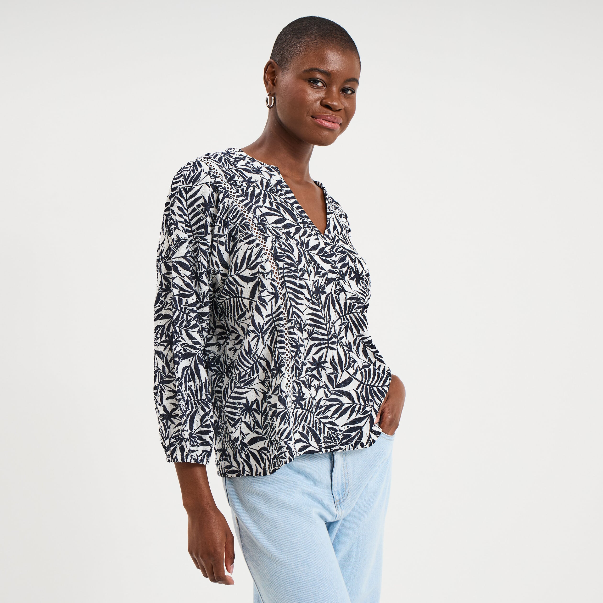 Blouse ajour&eacute;e manches 3/4 col en V ecru femme