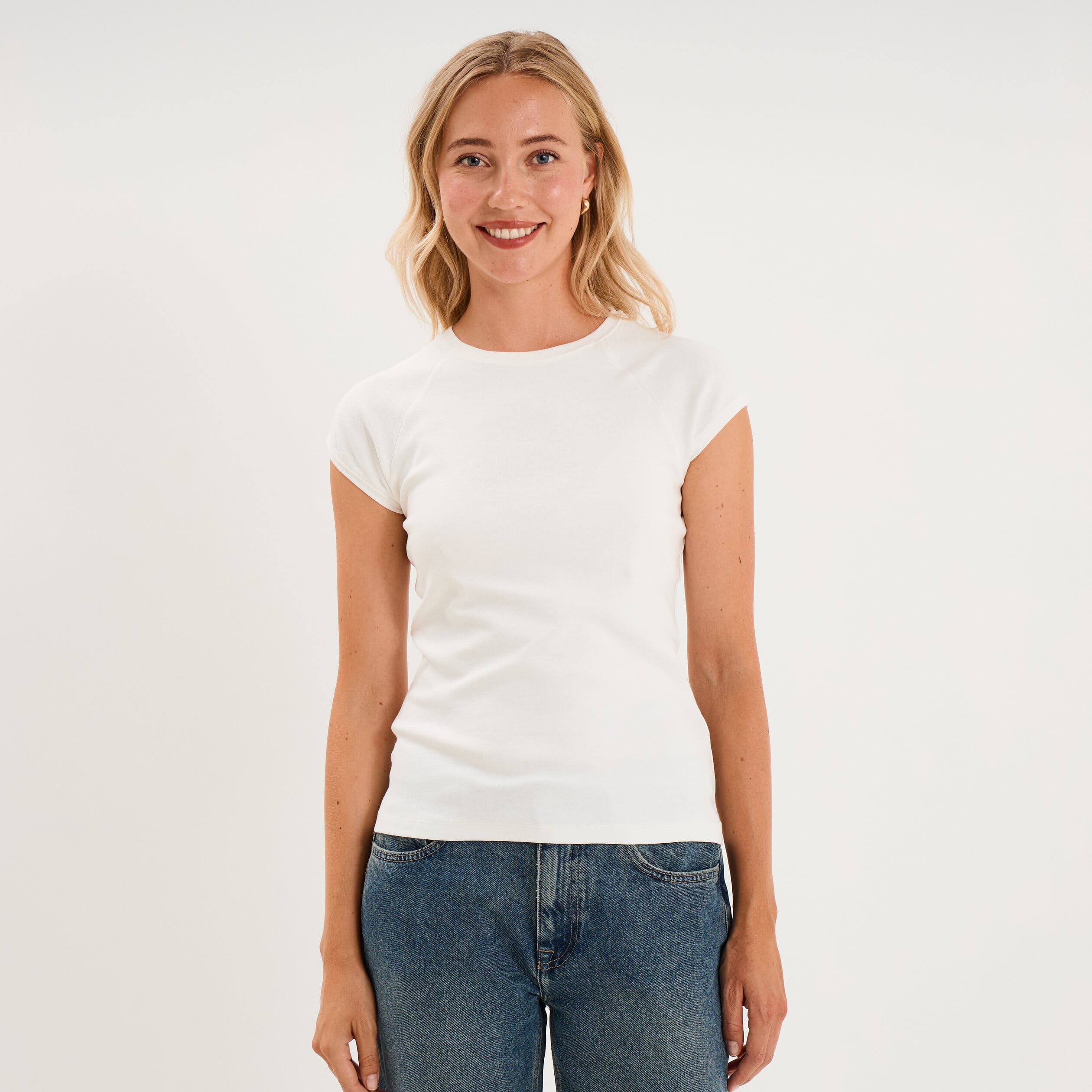 T-shirt ajust&eacute; col rond manches courtes blanc femme