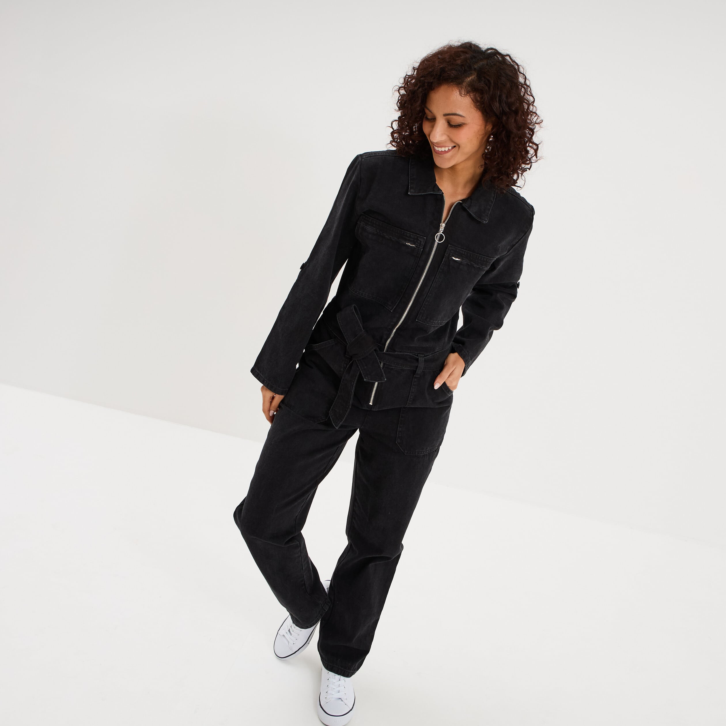 Combinaison pantalon en jean ceintur&eacute;e denim noir femme