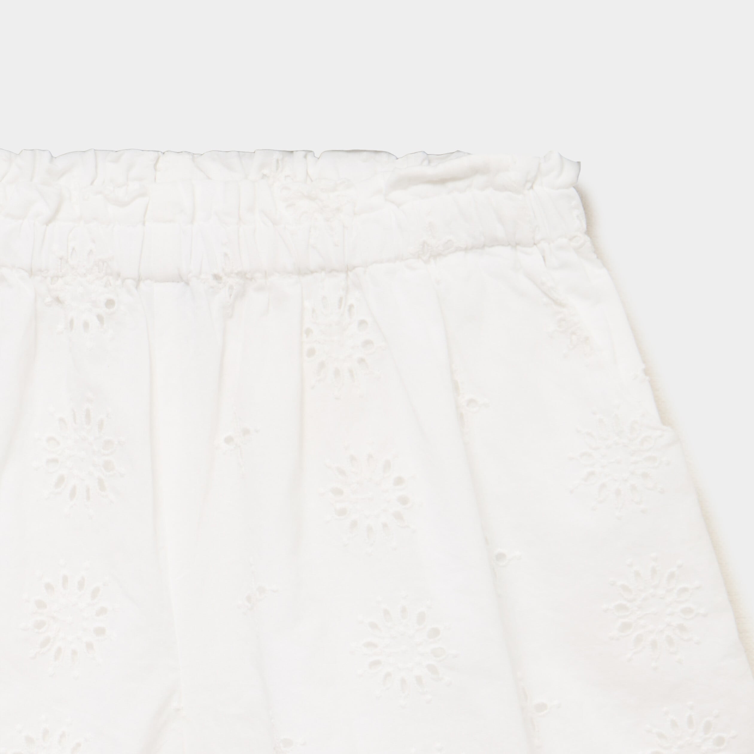 Short &eacute;lastiqu&eacute; broderie anglaise coton ivoire fille