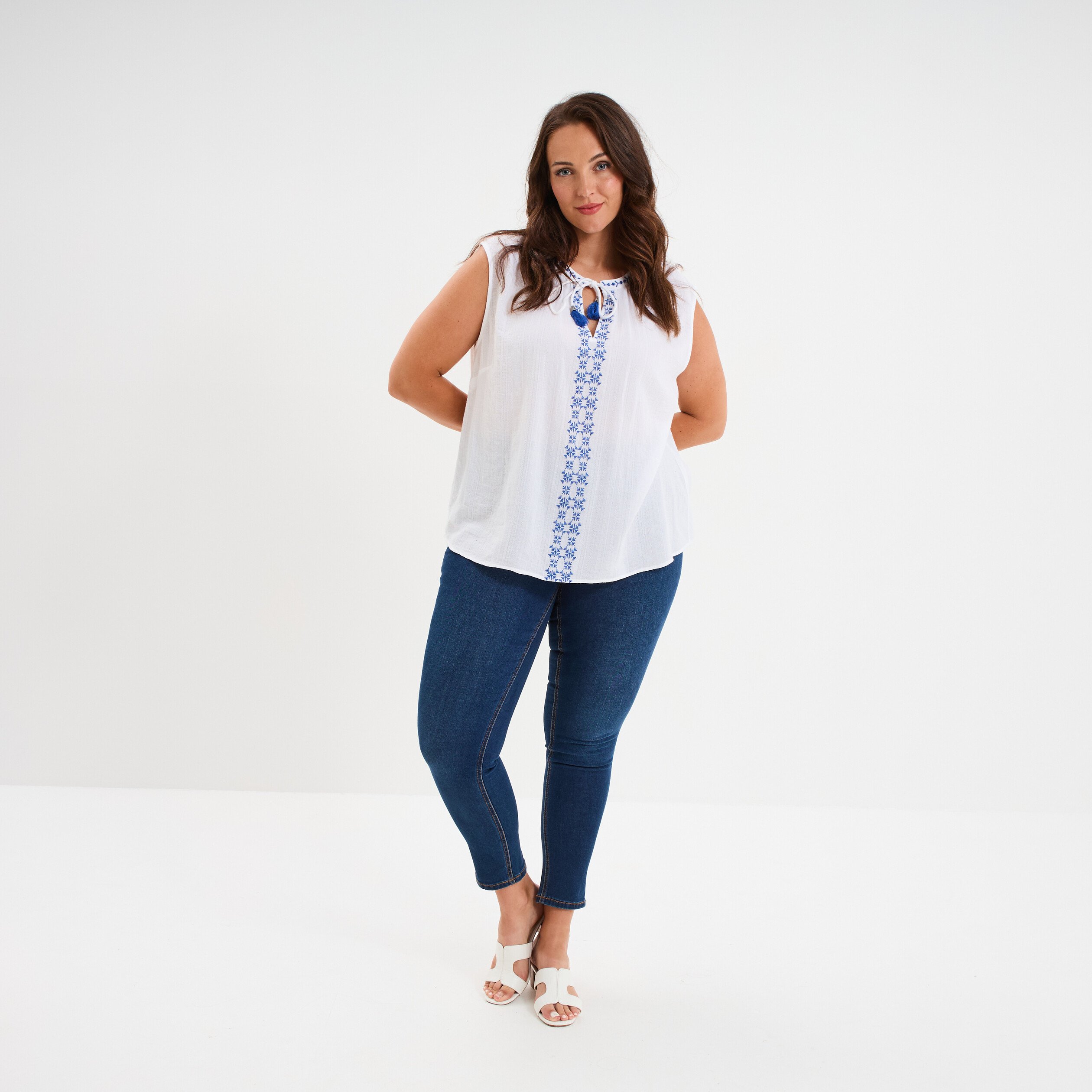 blouse brodee col tunisien coton blanc femmegt Blouse brodée col tunisien coton blanc femme grande taille