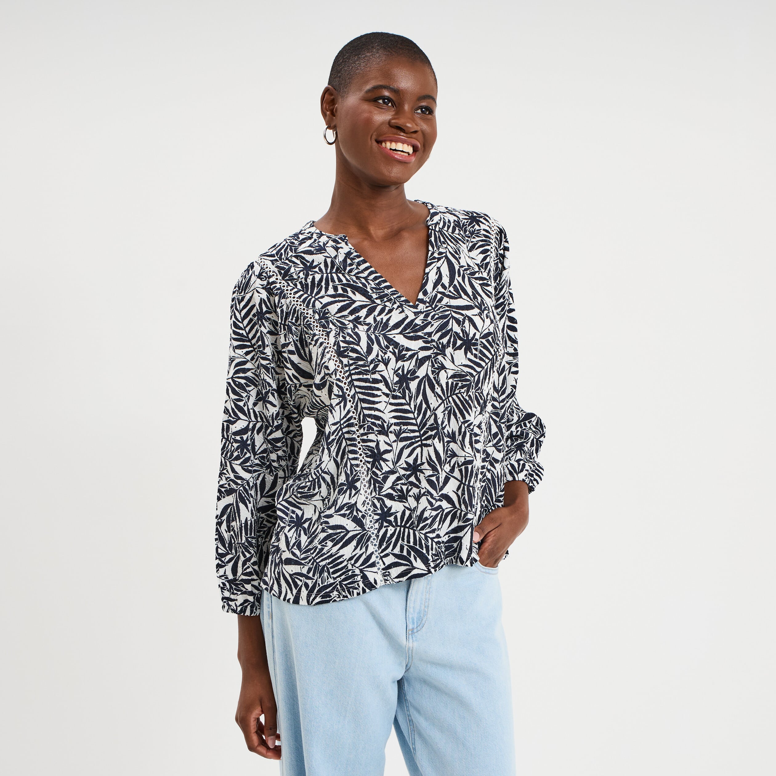 Blouse ajour&eacute;e manches 3/4 col en V ecru femme