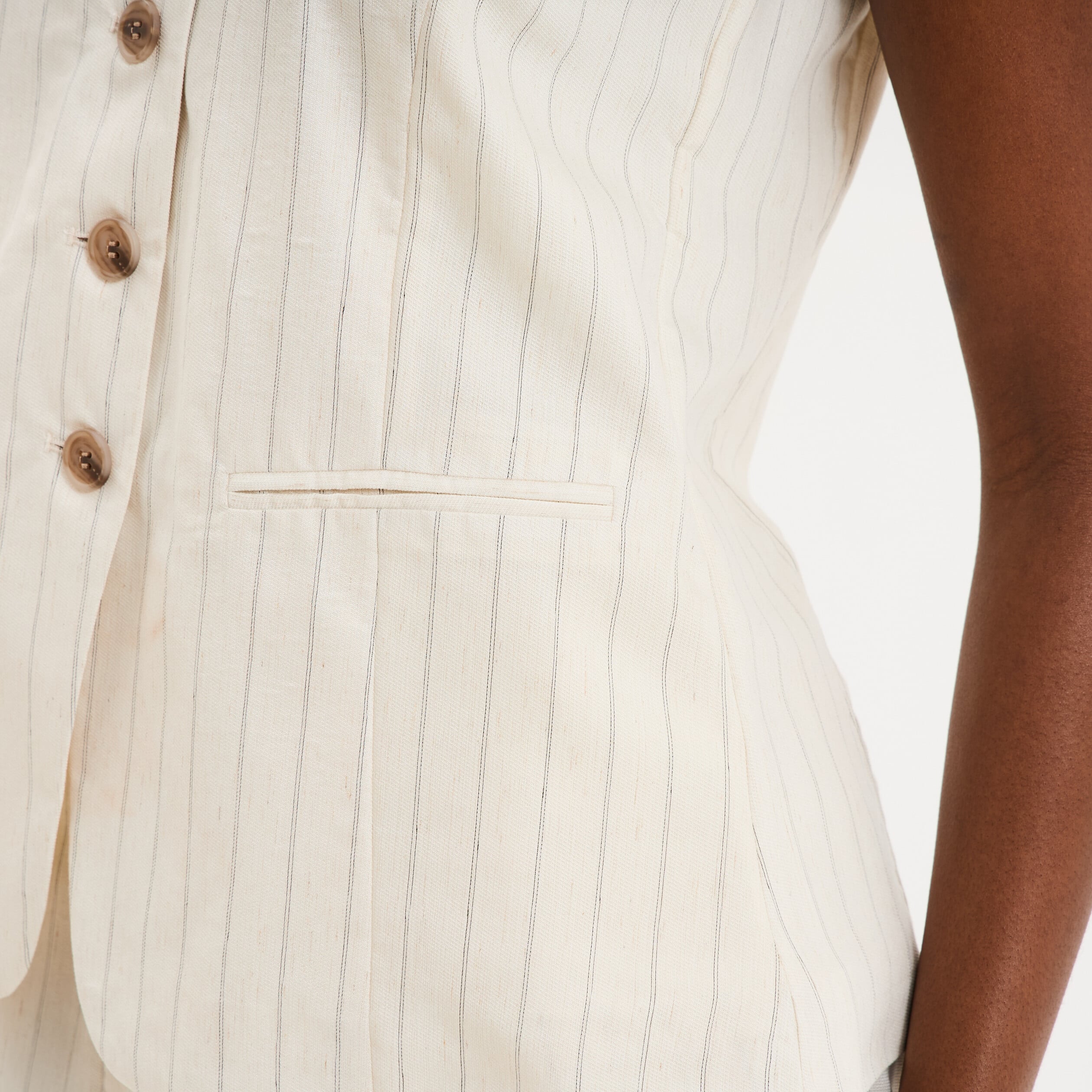 Veste sans manches ajust&eacute;e boutonn&eacute;e ecru femme