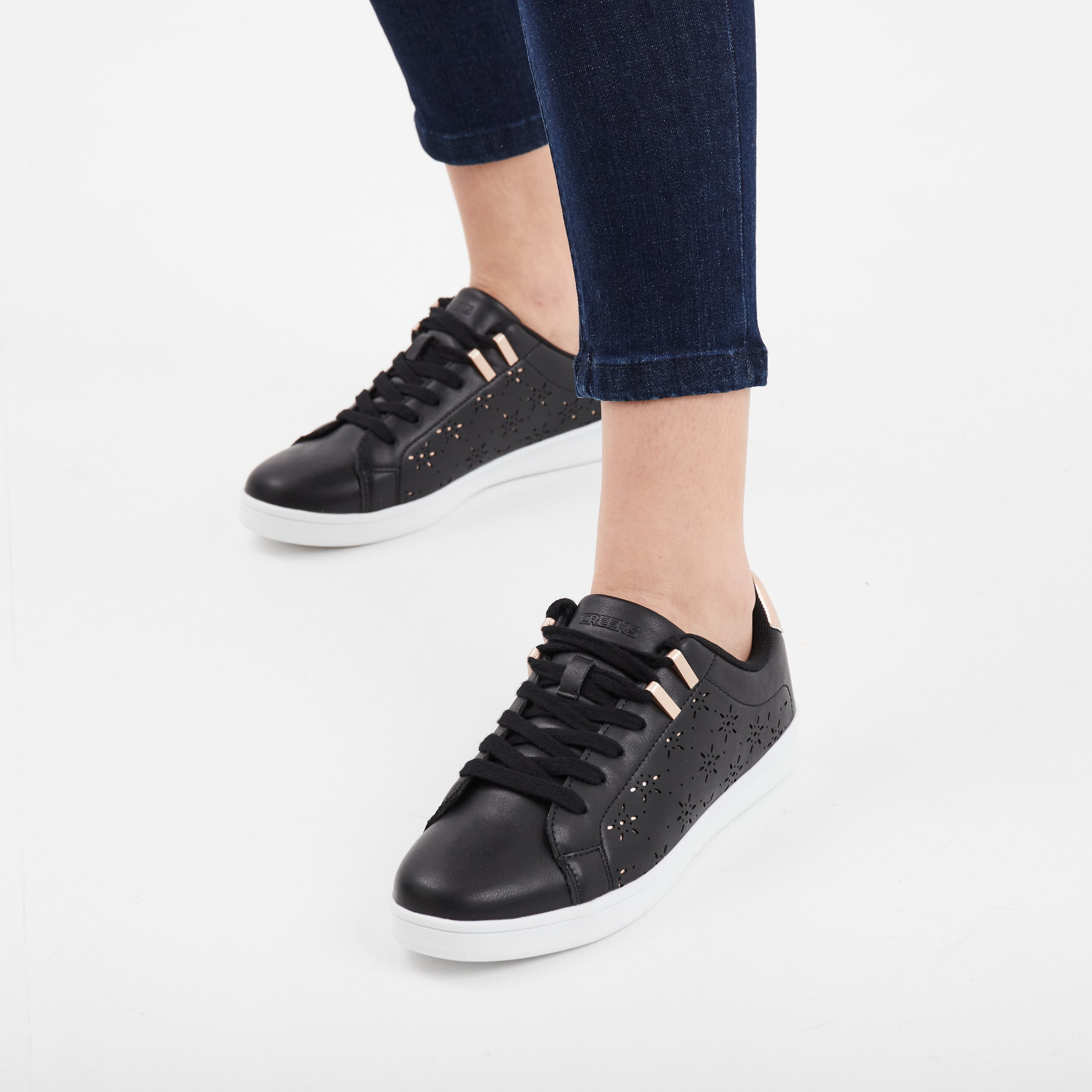Baskets perfor&eacute;es semelle plate noir femme
