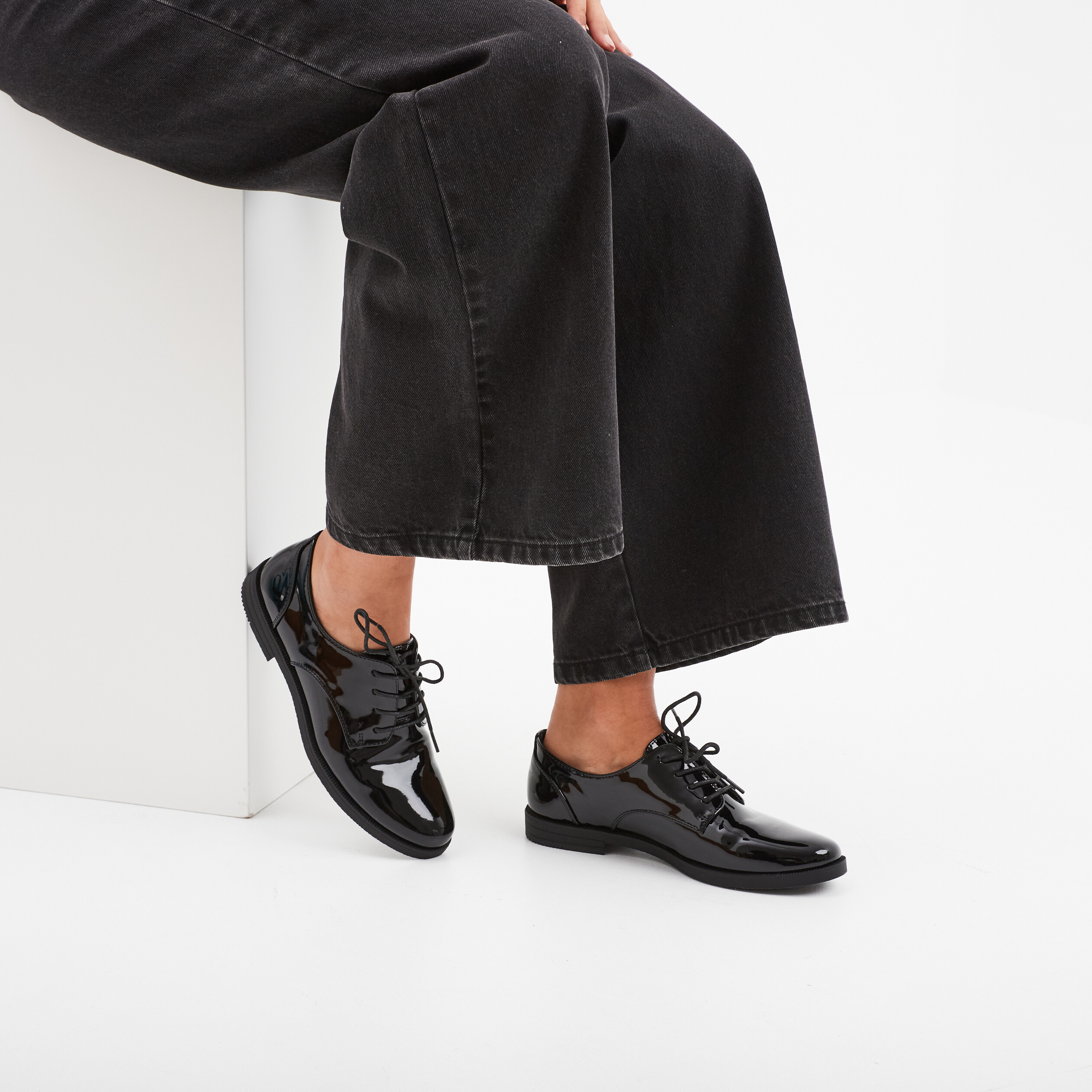 Derbies vernies &agrave; lacets noir femme