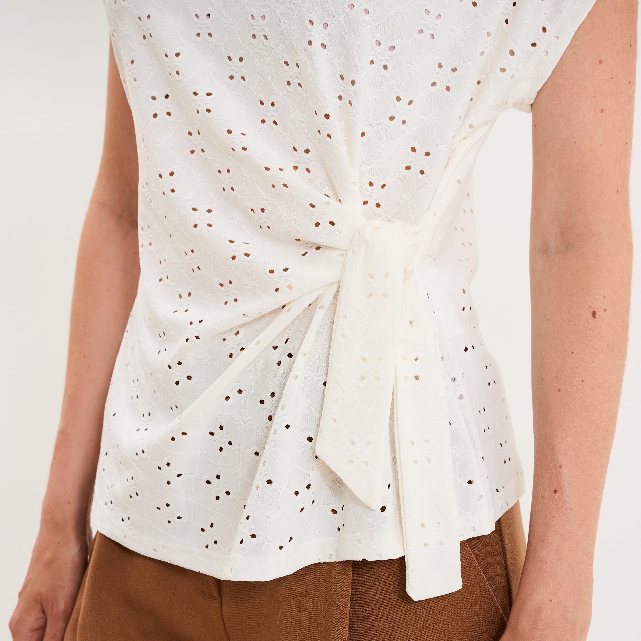 Top broderie anglaise nou&eacute; &agrave; la taille blanc femme