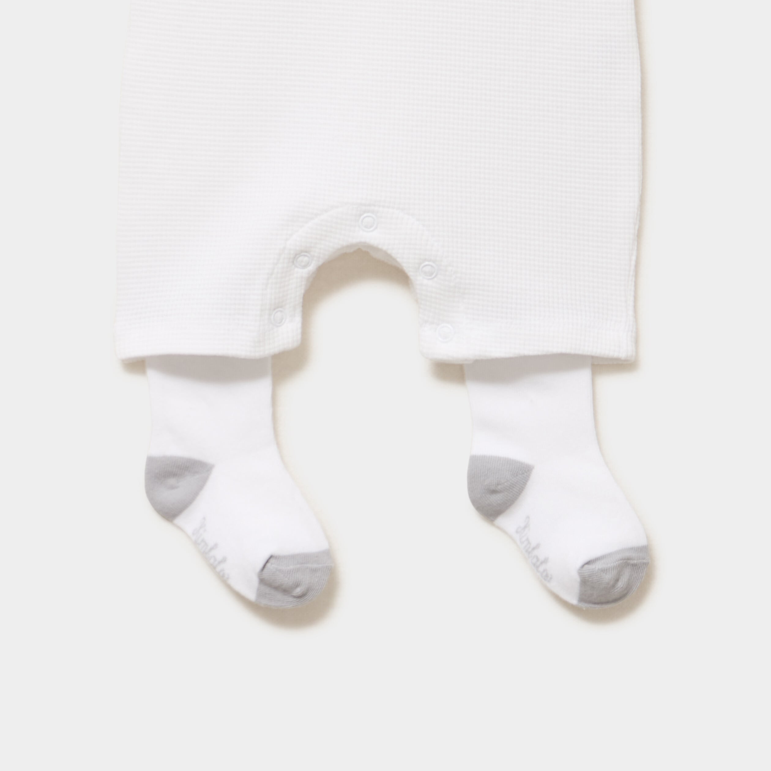 Ensemble combinaison short chaussettes blanc b&eacute;b&eacute;