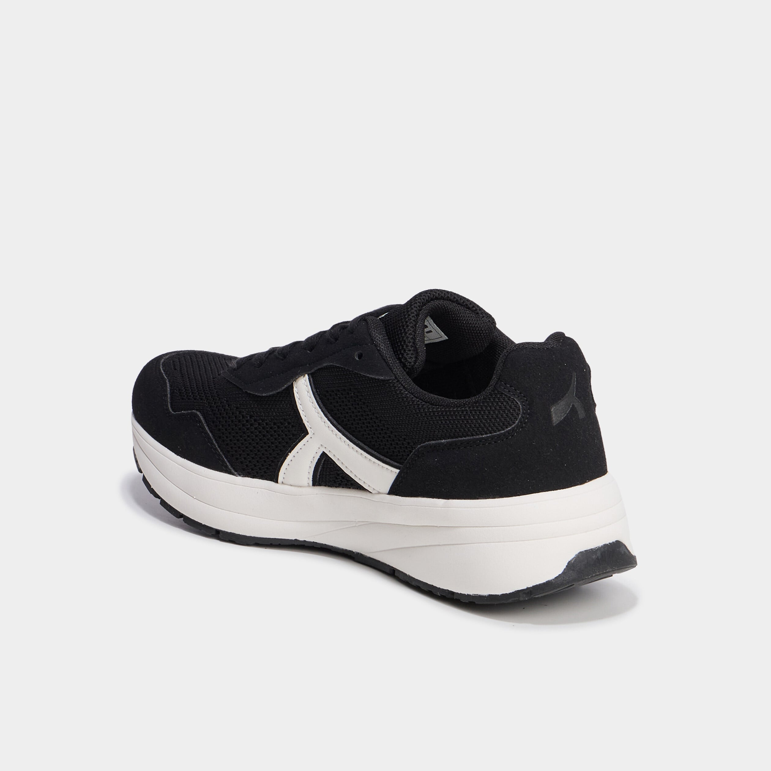 Baskets running &agrave; lacets noir femme
