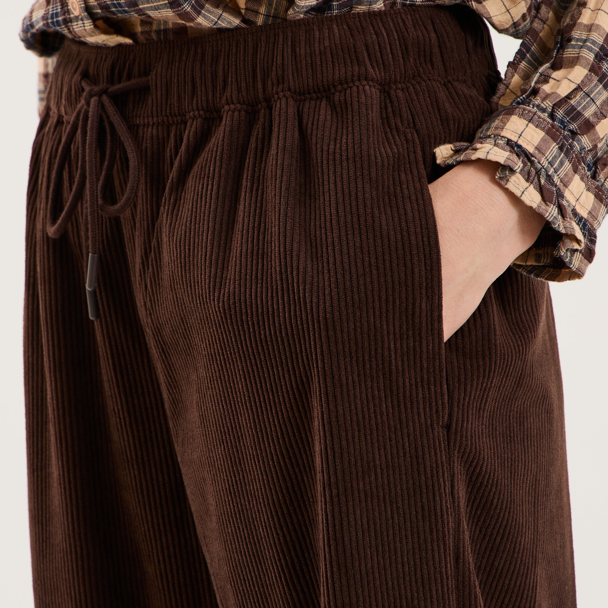 Pantalon large effet velours c&ocirc;tel&eacute; marron fonc&eacute; femme