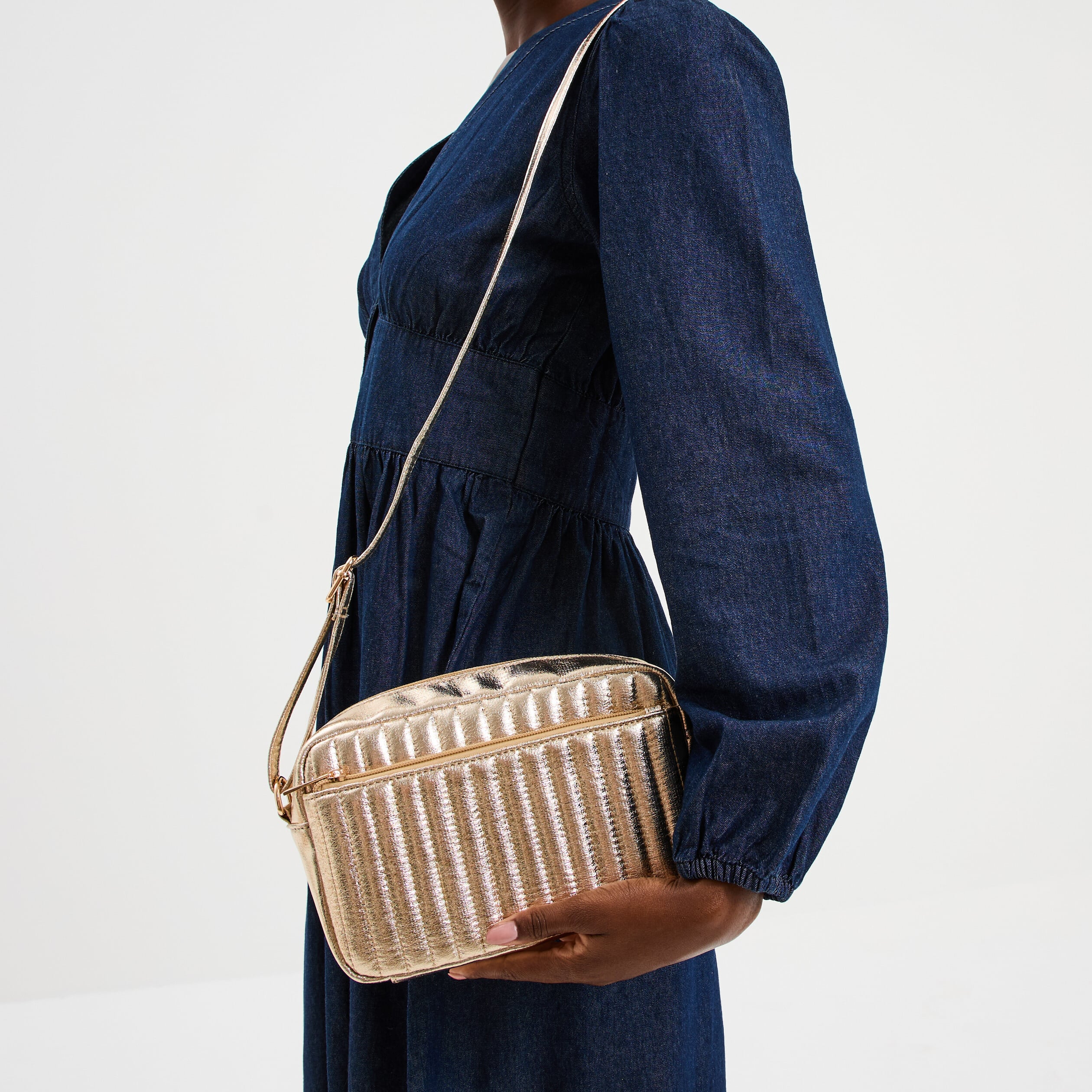 Sac en bandouli&egrave;re couleur or femme