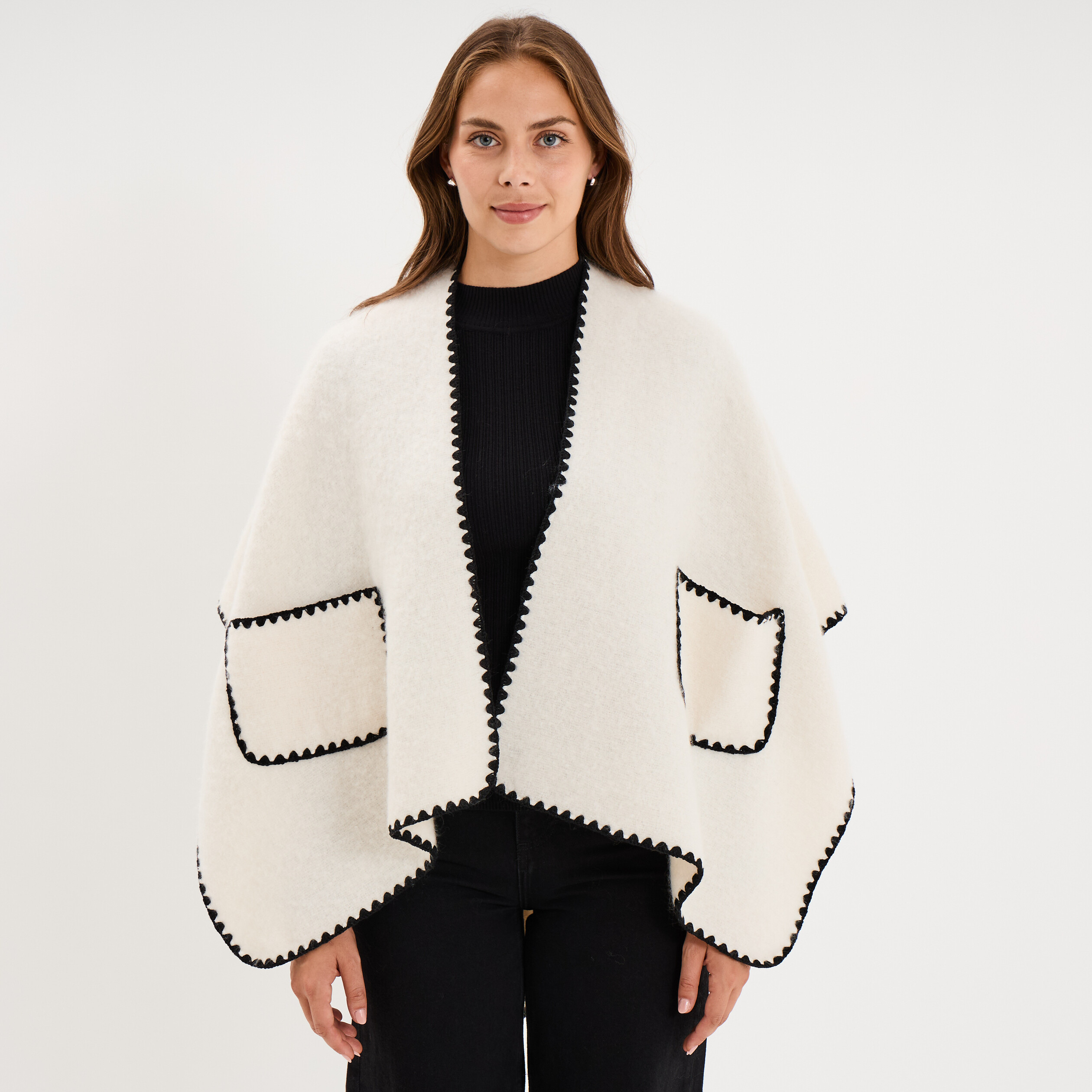 Poncho avec liser&eacute;s contrast&eacute;s ivoire femme