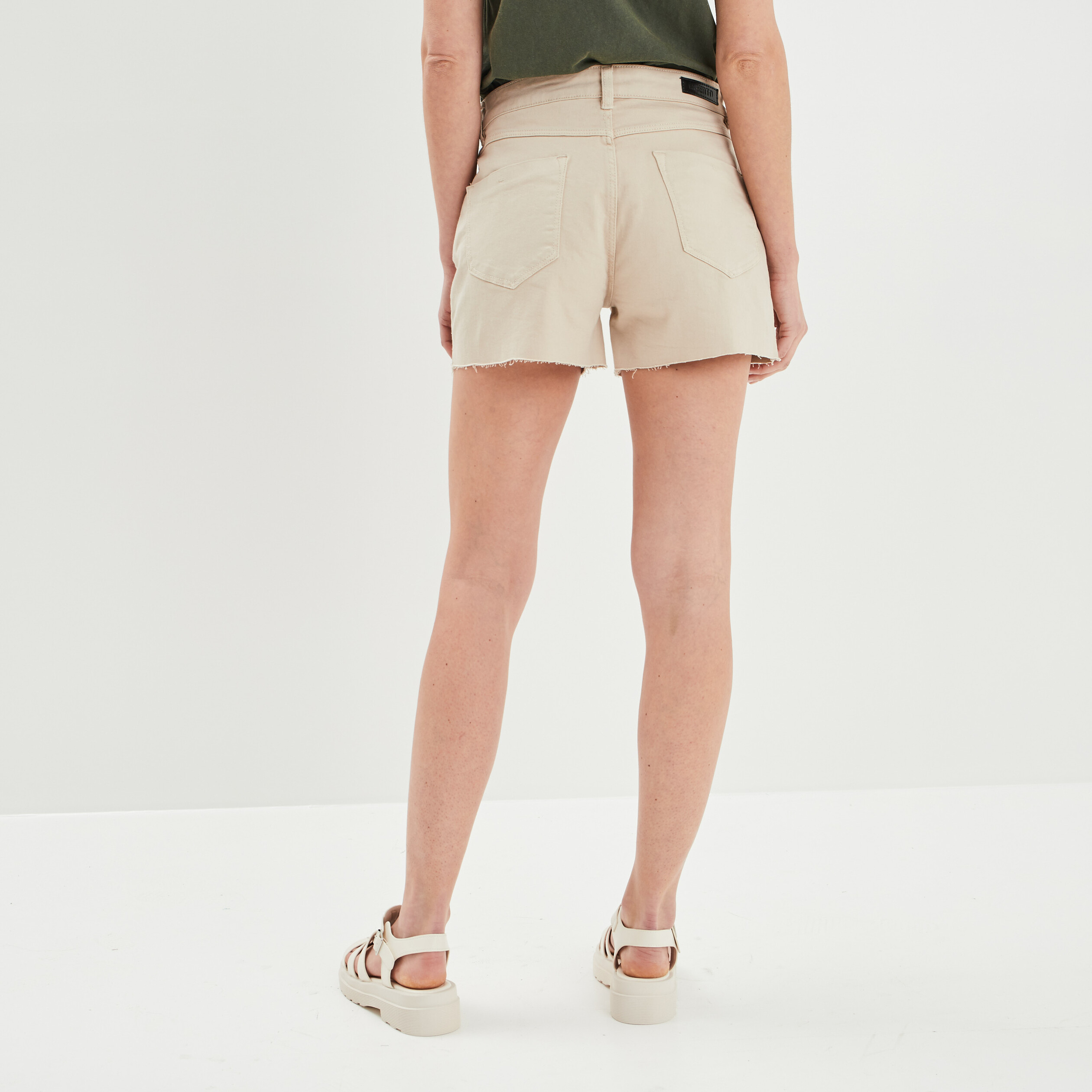 Short ajusté taille haute bords francs beige femme