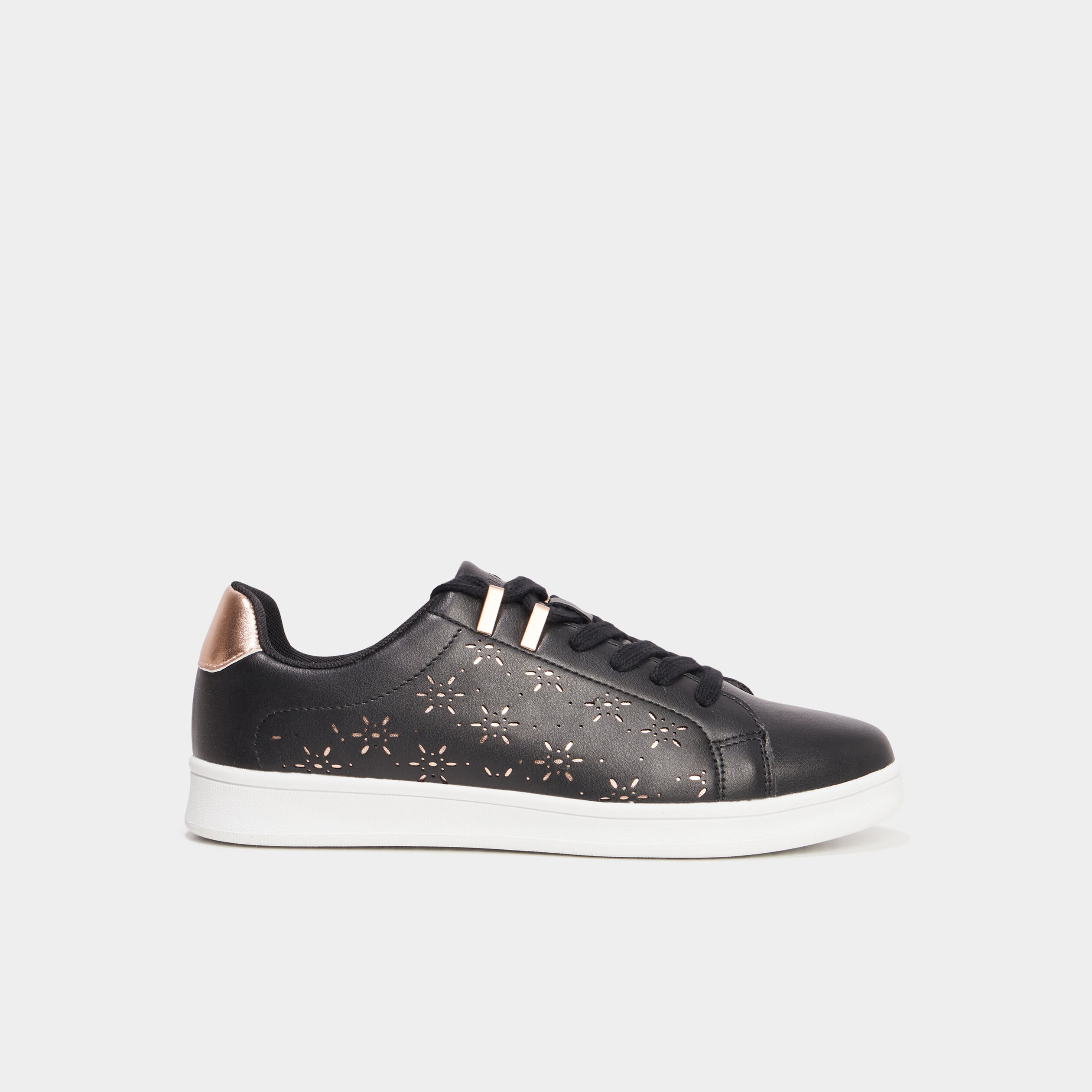 Baskets perfor&eacute;es semelle plate noir femme