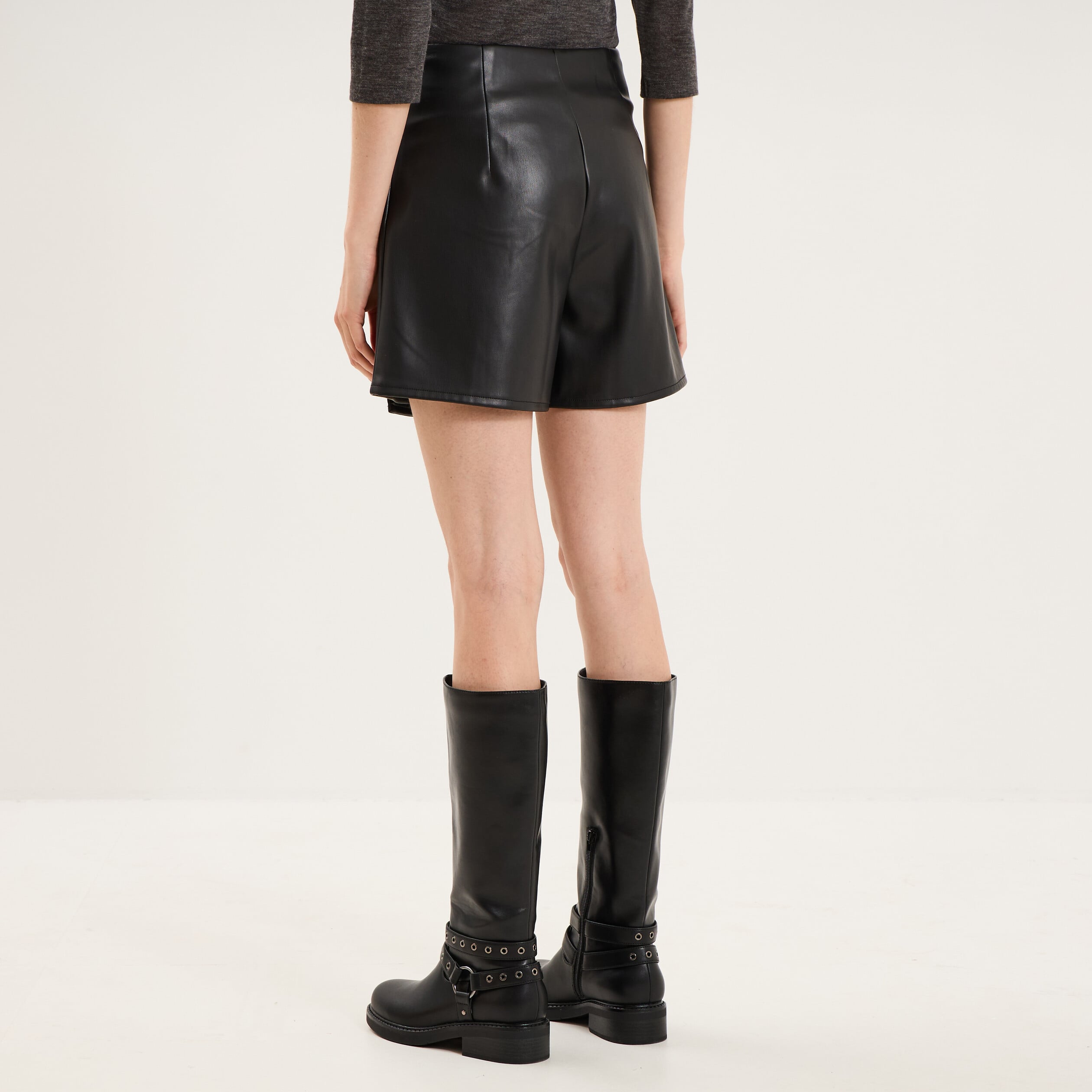 Jupe-short courte simili cuir &agrave; boutons noir femme