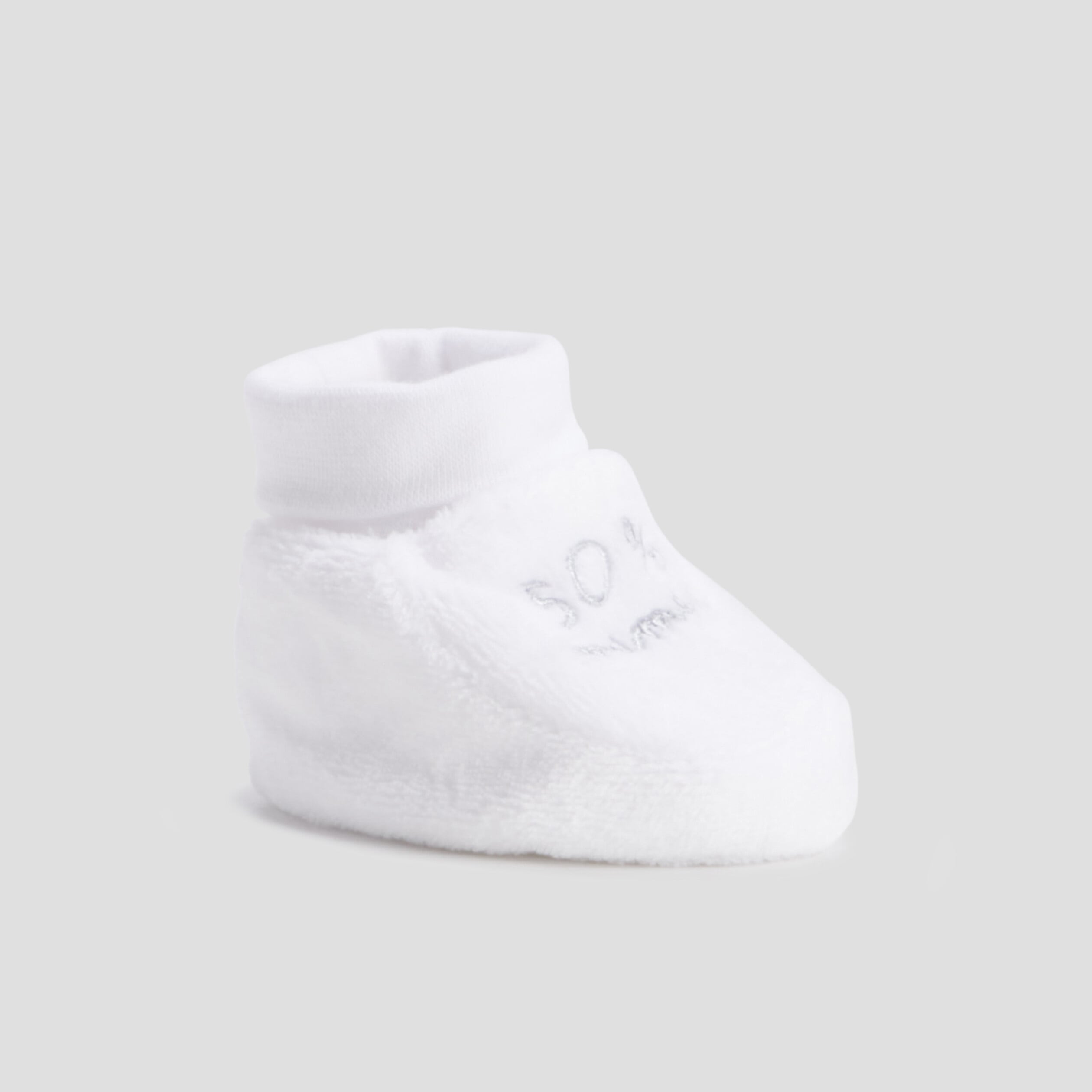 Chaussons effet velours blanc b&eacute;b&eacute;