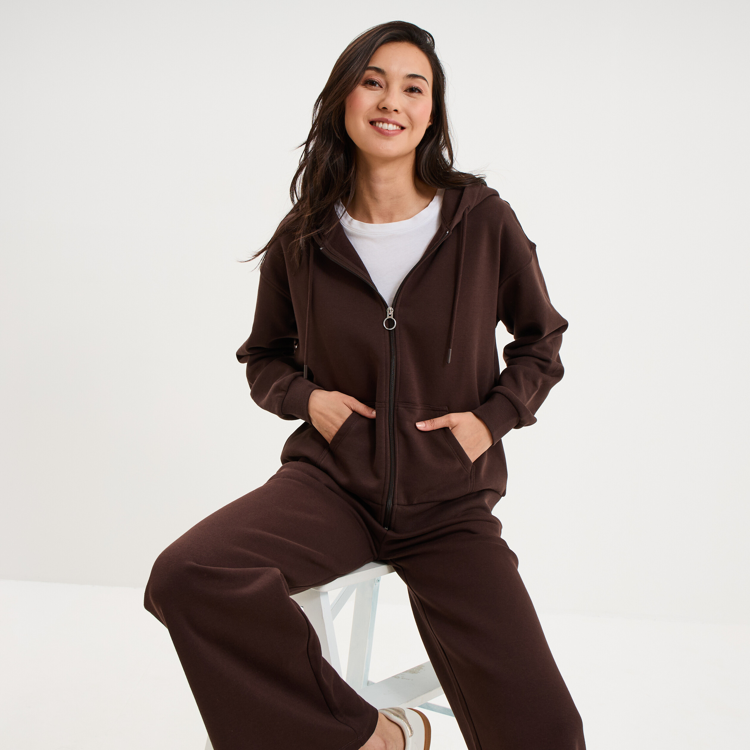 Sweat zipp&eacute; &agrave; capuche marron fonc&eacute; femme