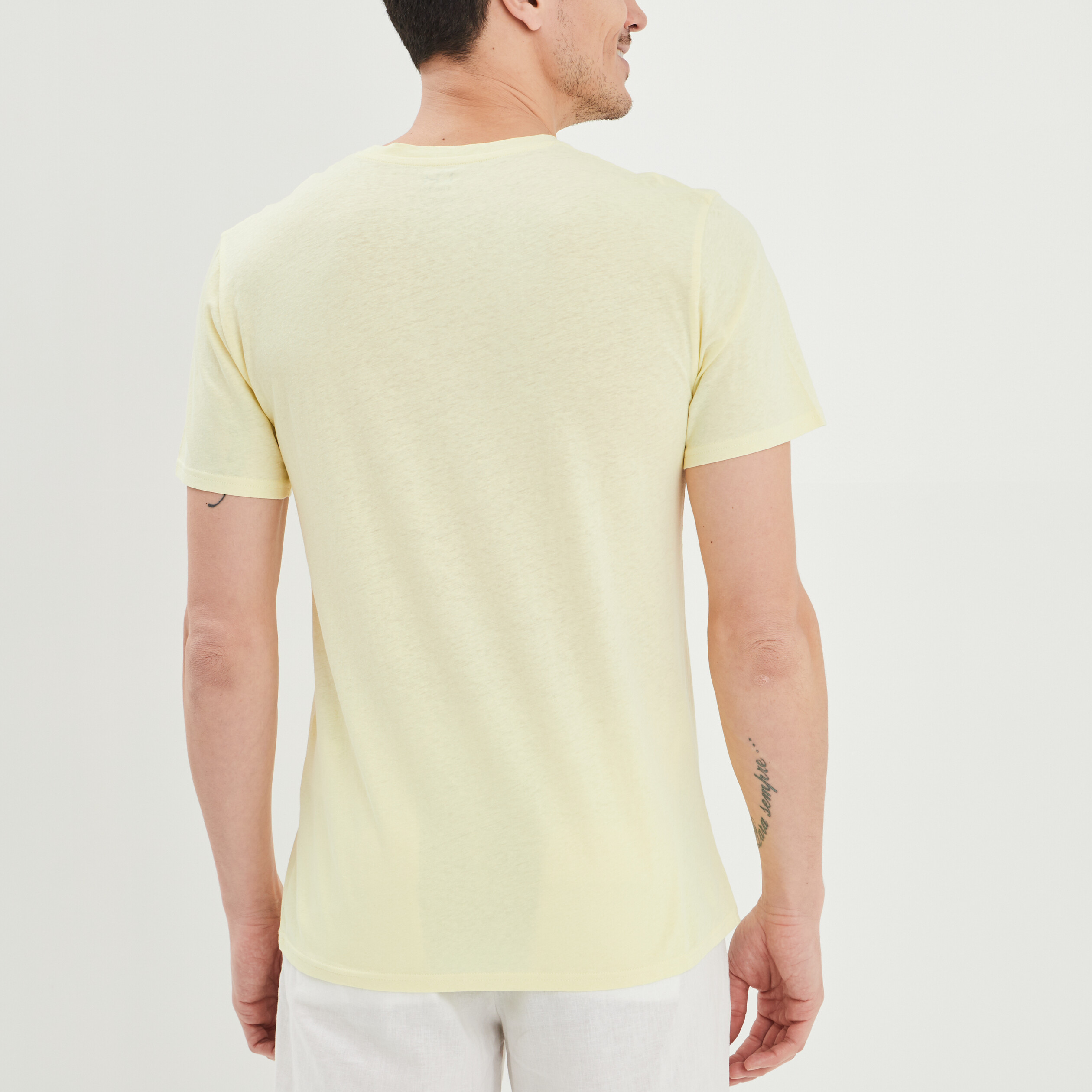 T-shirt manches courtes en mélange lin jaune clair homme