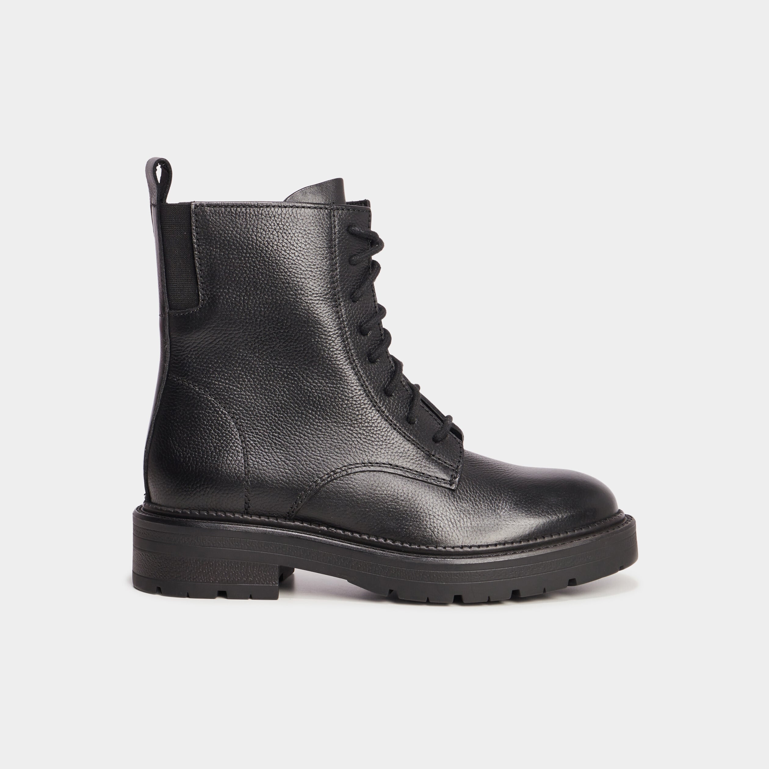 Bottines &agrave; lacets en cuir noir femme