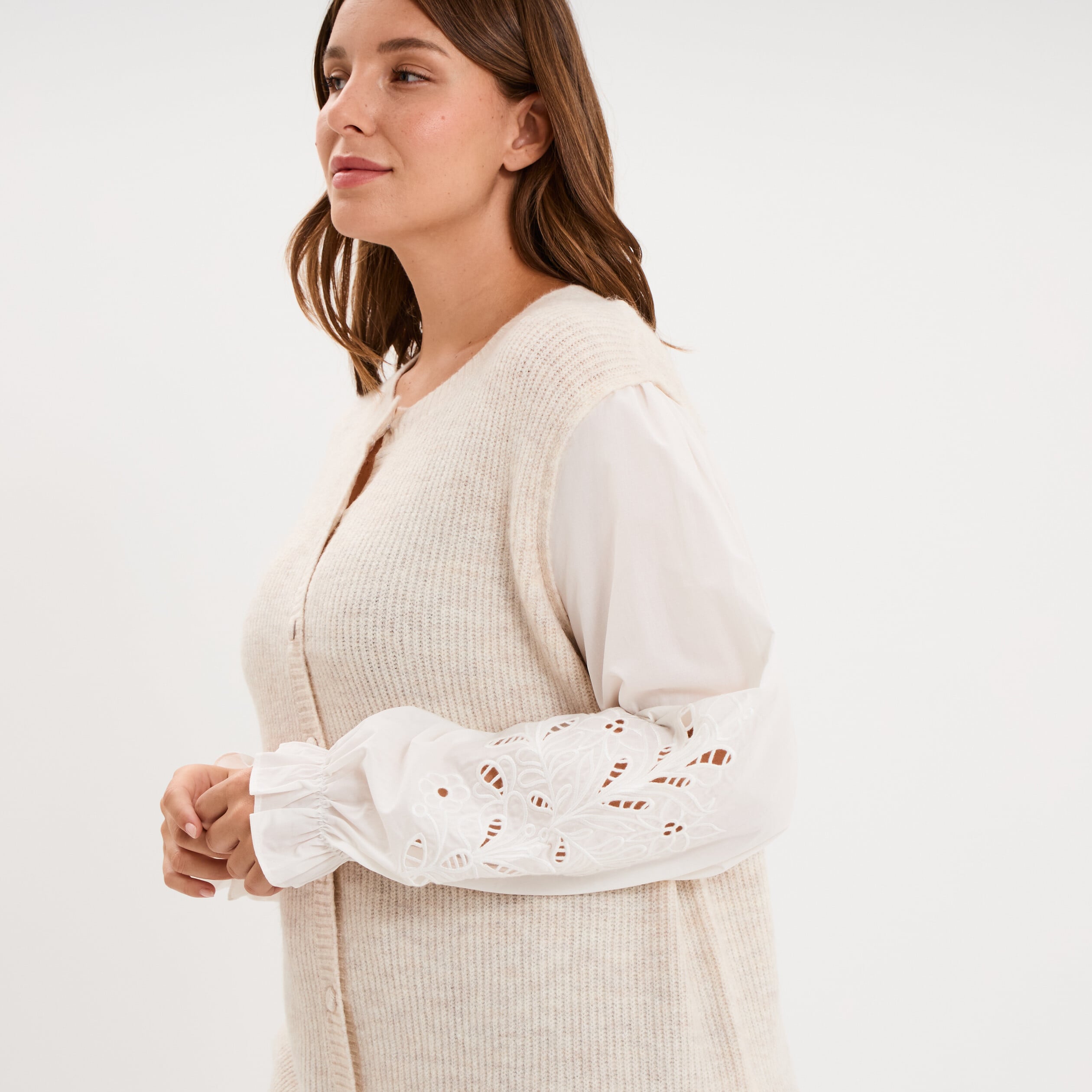 Gilet effet 2-en-1 manches brod&eacute;es beige femme grande taille