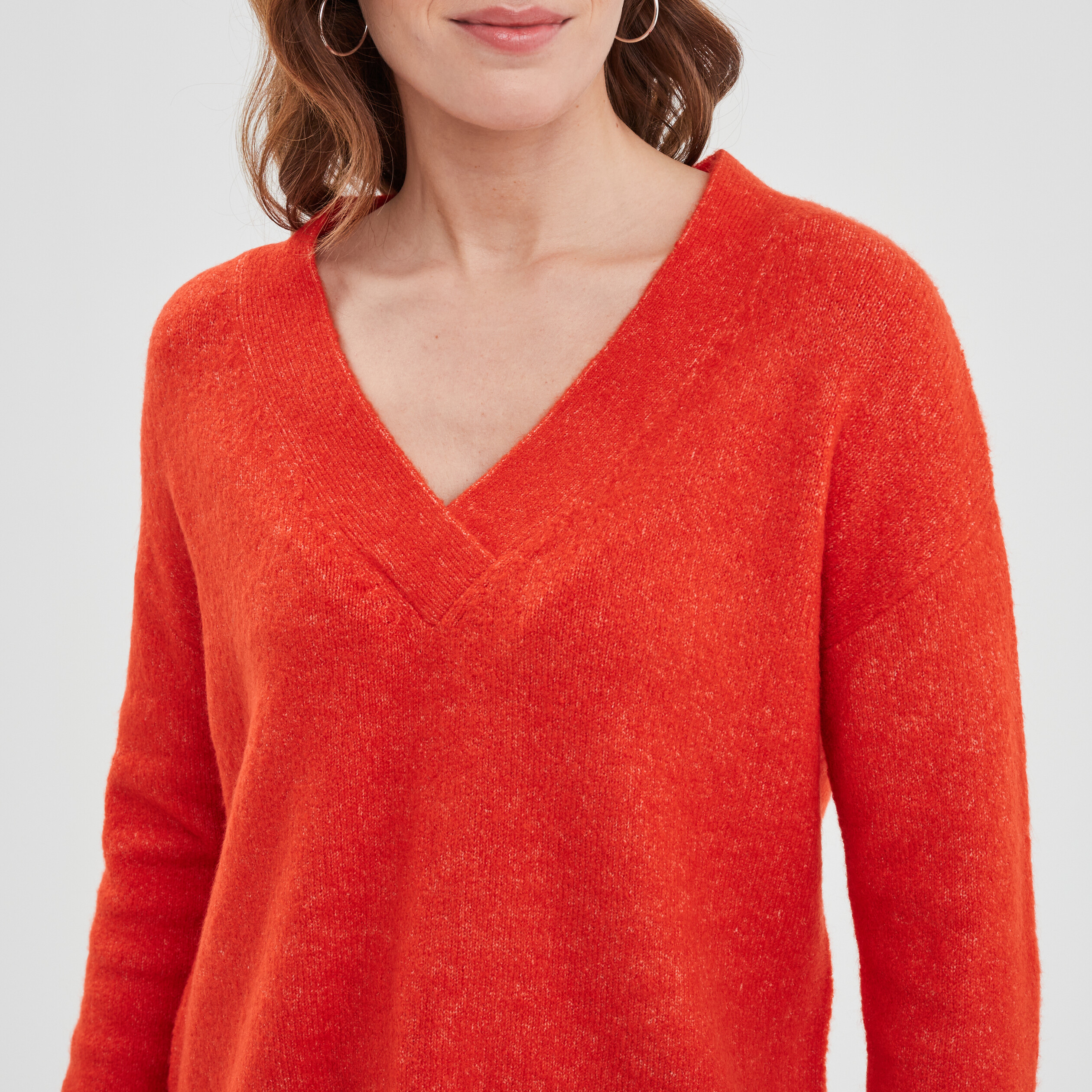Pull col en V fentes aux côtés rouge corail femme
