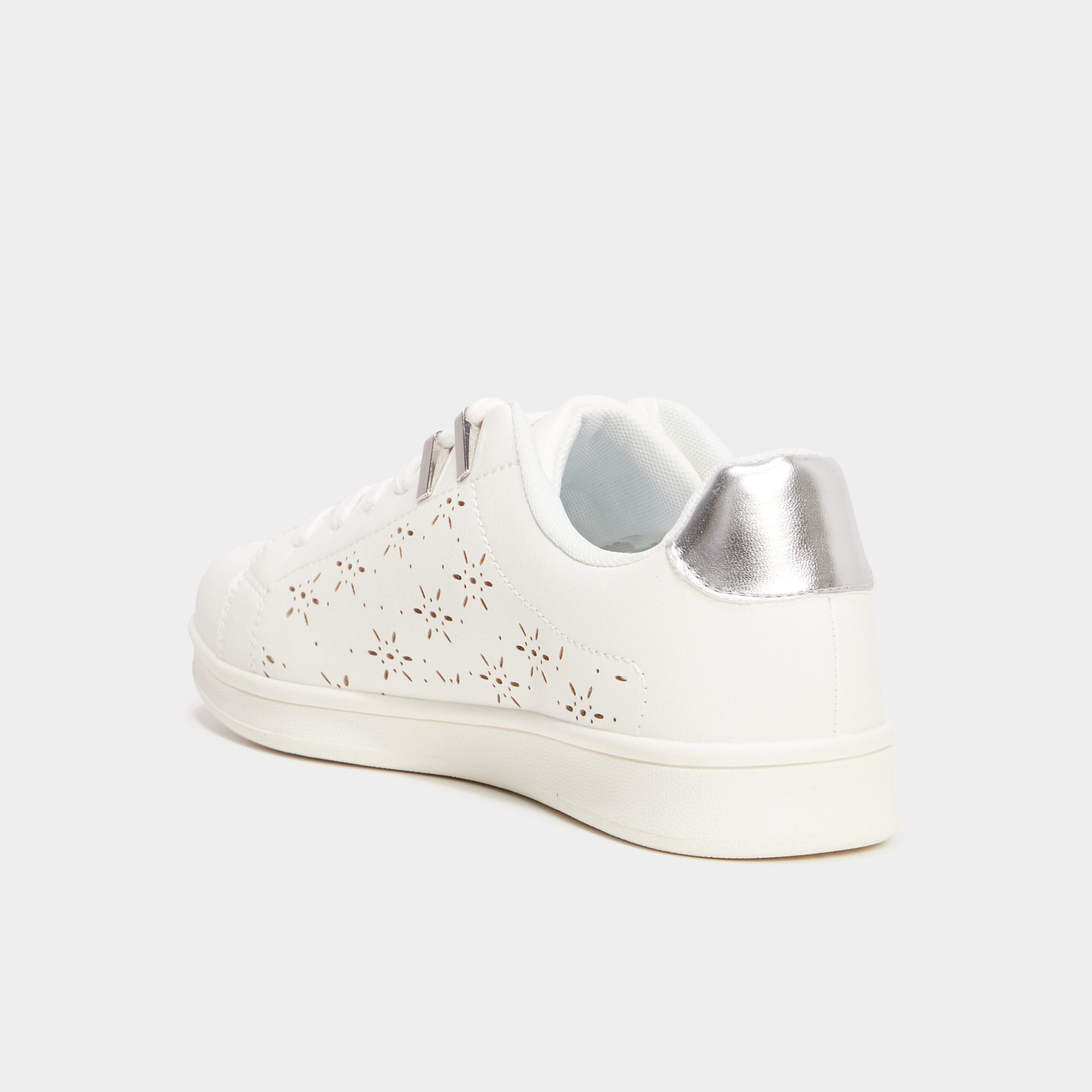 Baskets perfor&eacute;es semelle plate blanc femme