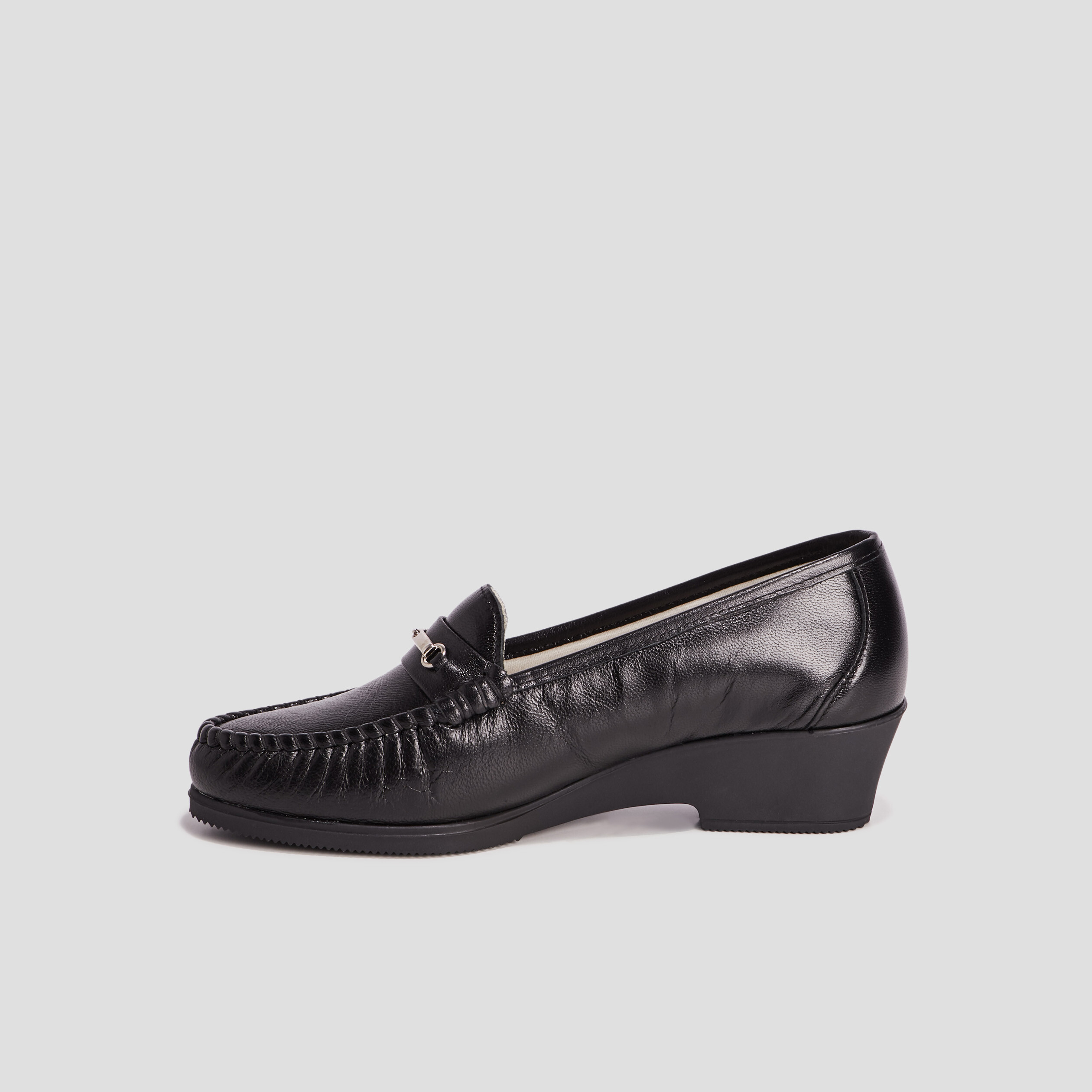 Mocassins en cuir compens&eacute;s pied large noir femme