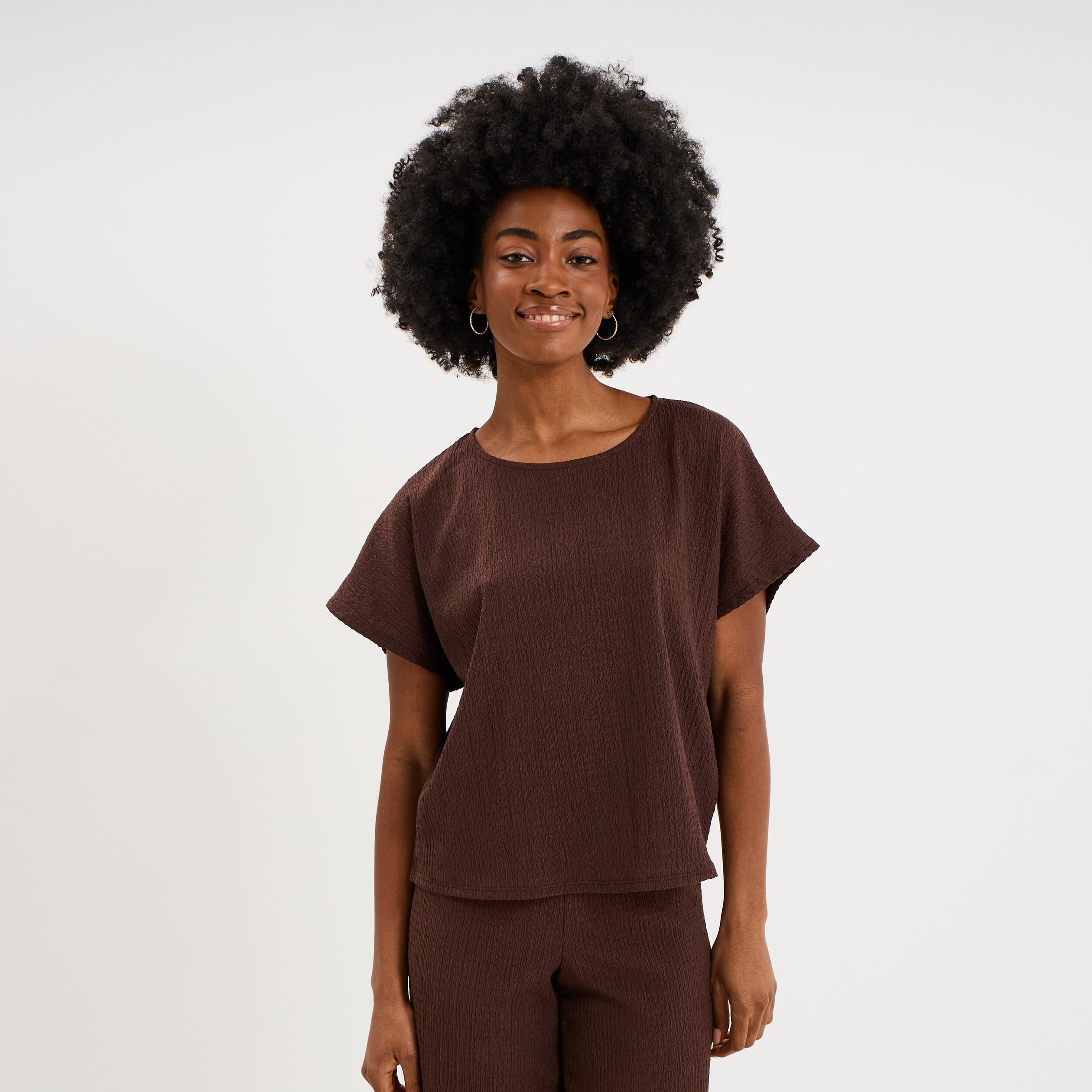 T-shirt gaufr&eacute; col rond manches courtes marron fonc&eacute; femme