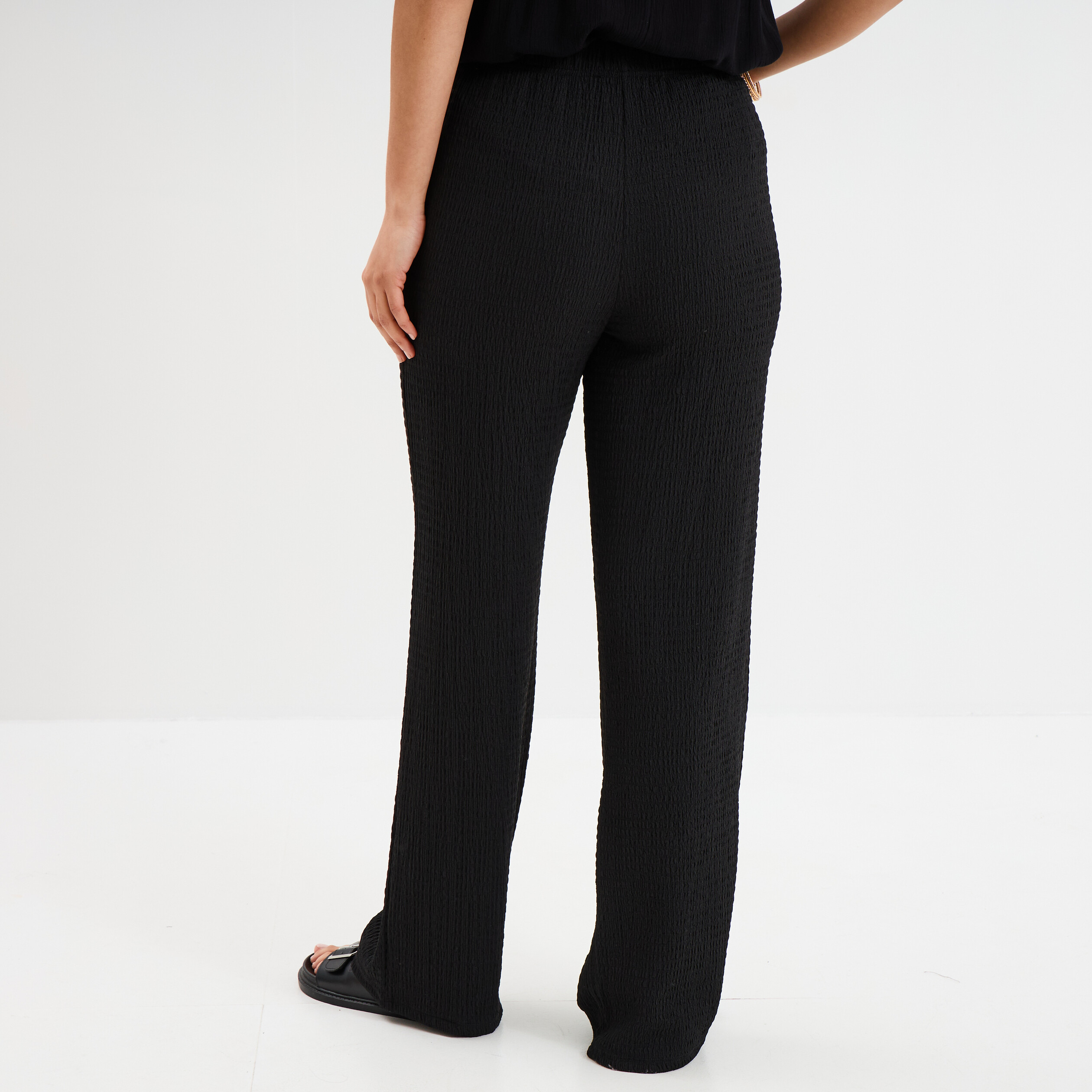 pantalon effet gaufre taille elastiquee noir femme Pantalon effet gaufré taille élastiquée noir femme