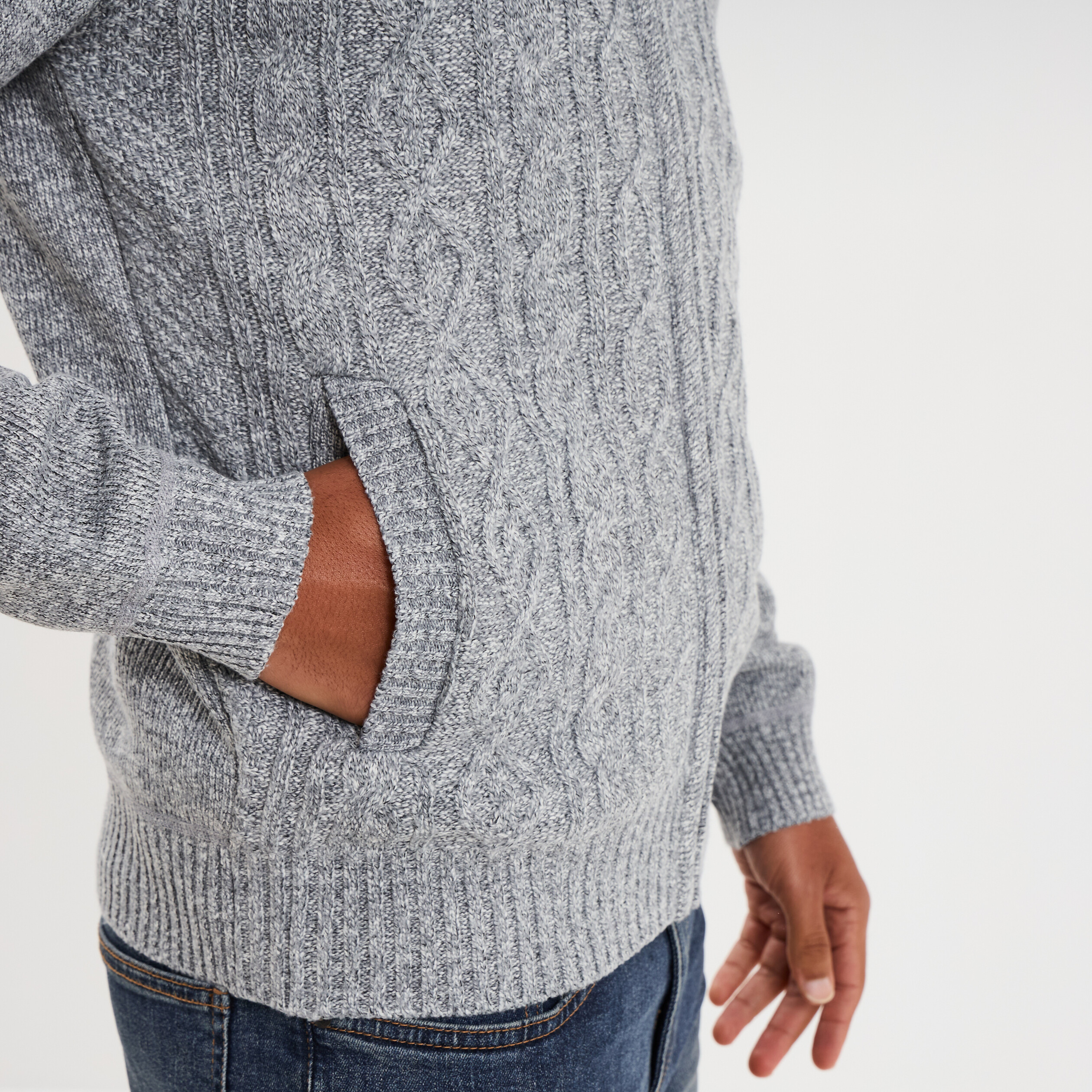 Gilet &agrave; torsades et col montant gris clair homme