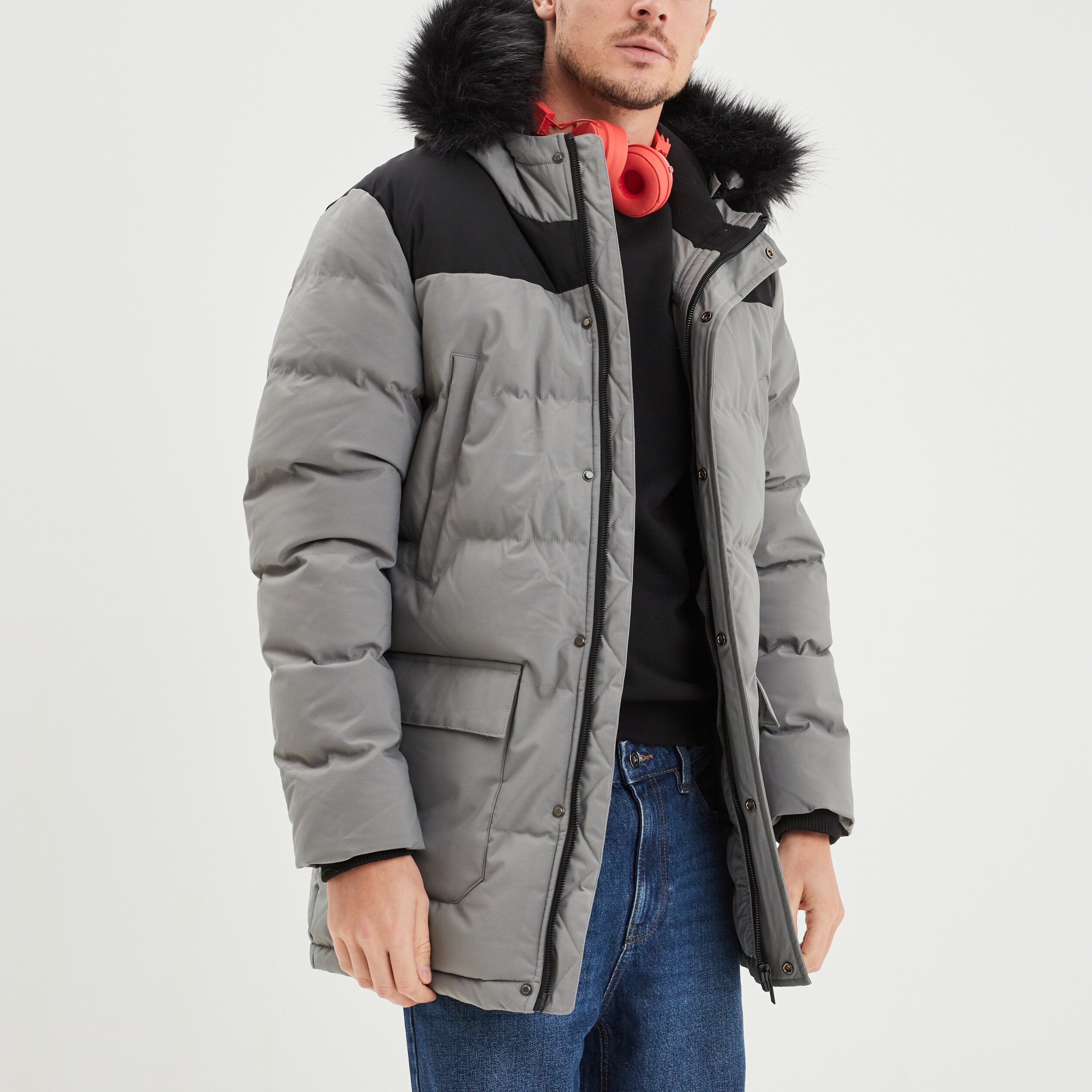 Doudoune chaude grise pour homme avec capuche à fourrure. Tendance